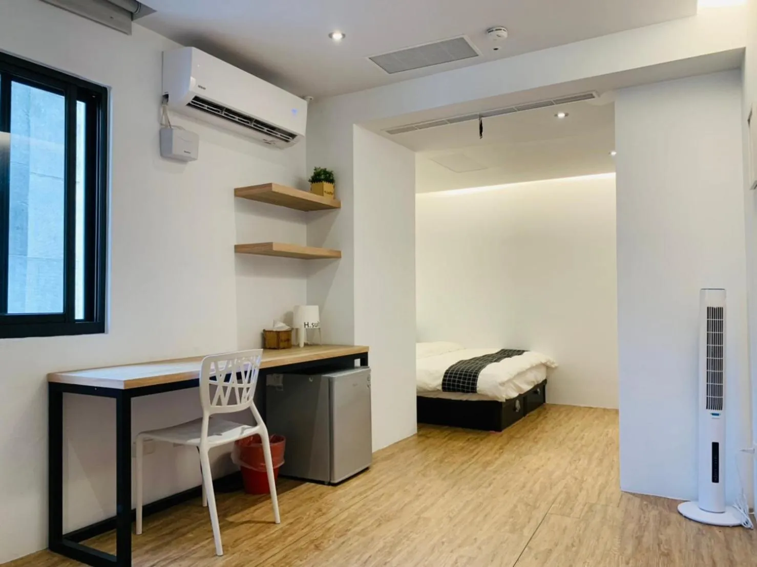 Photo of the whole room, Bed in H suite Go