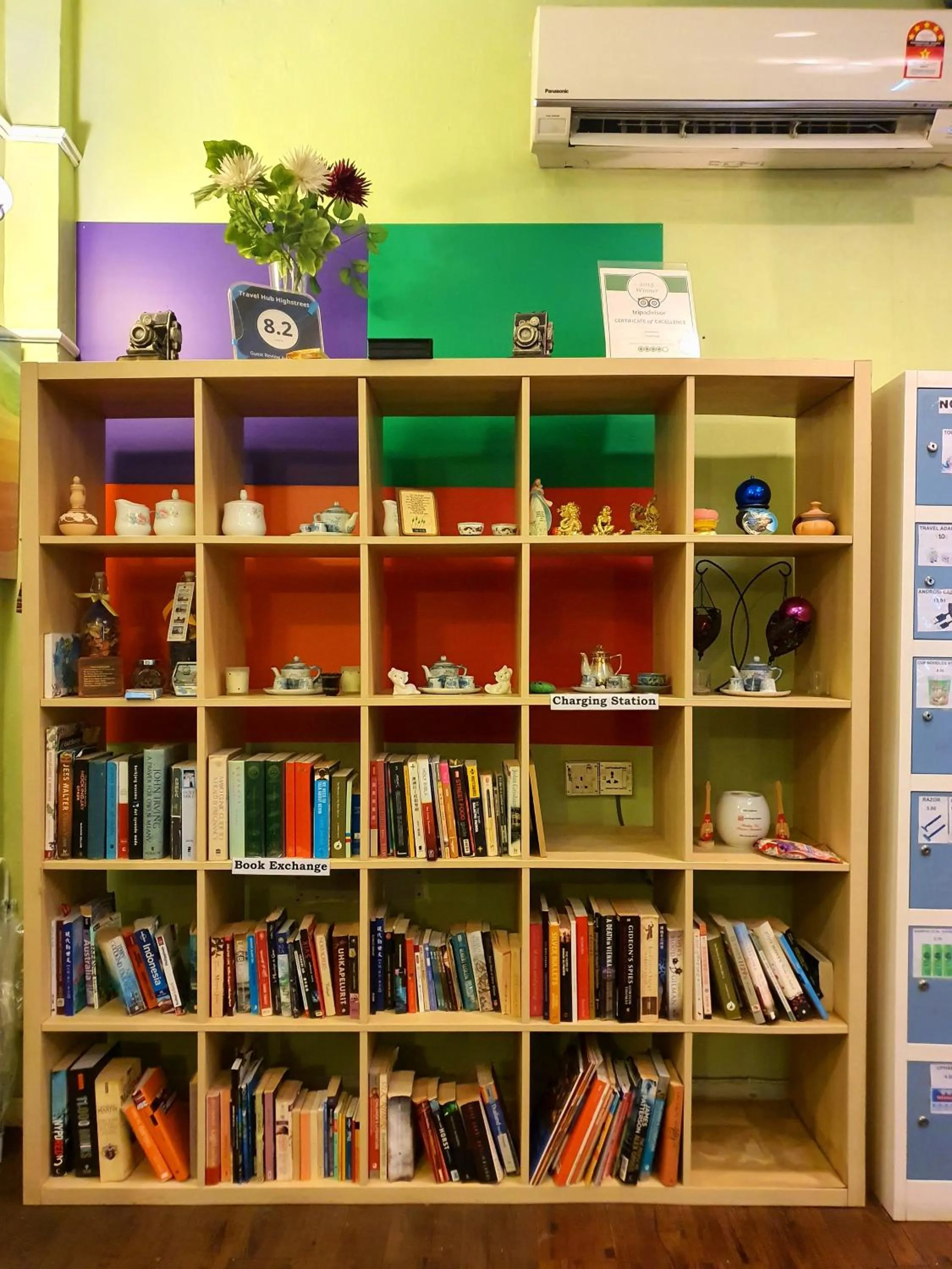 Library in Travel Hub Guesthouse