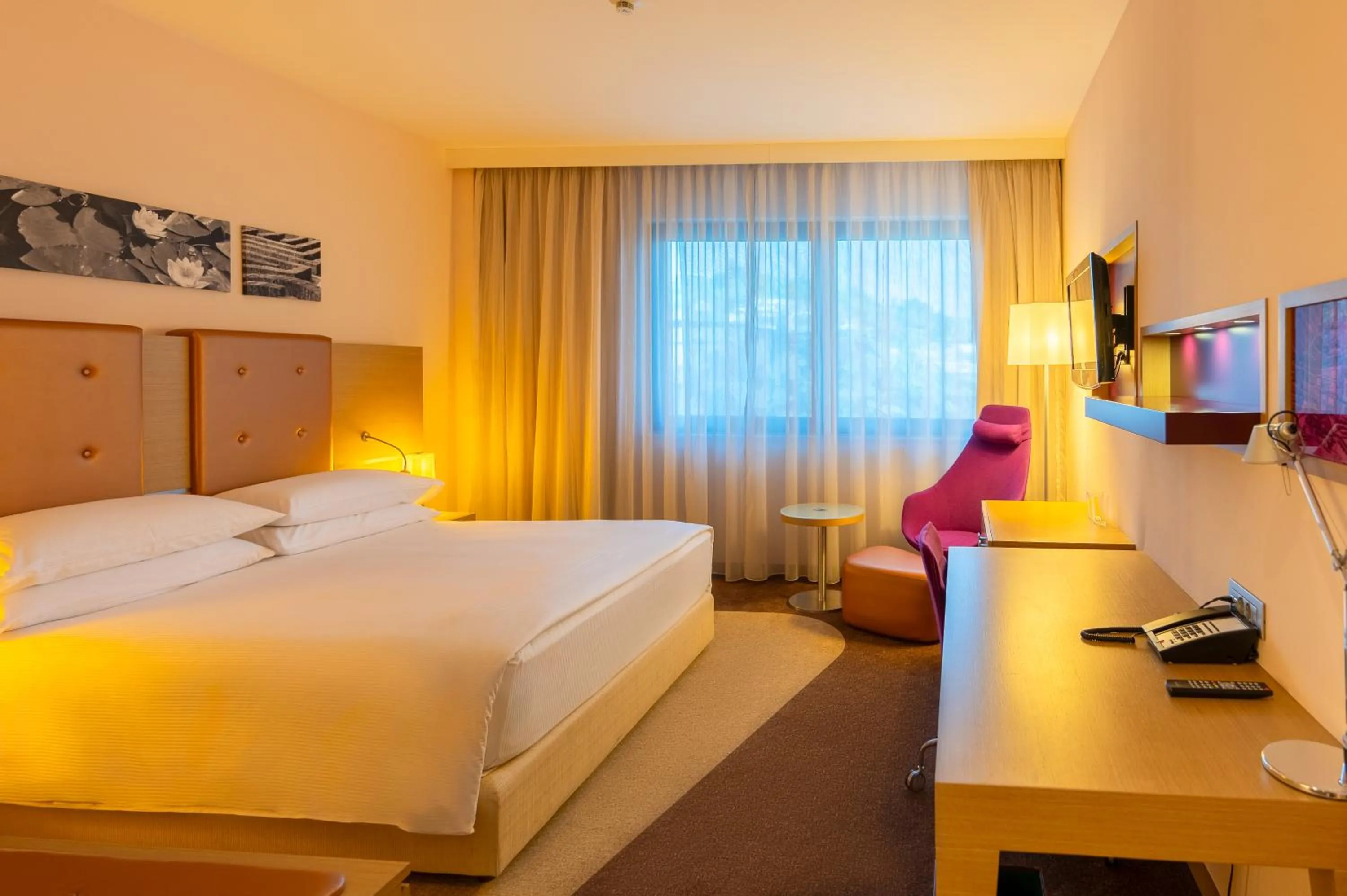 Bedroom, Bed in DoubleTree by Hilton Oradea