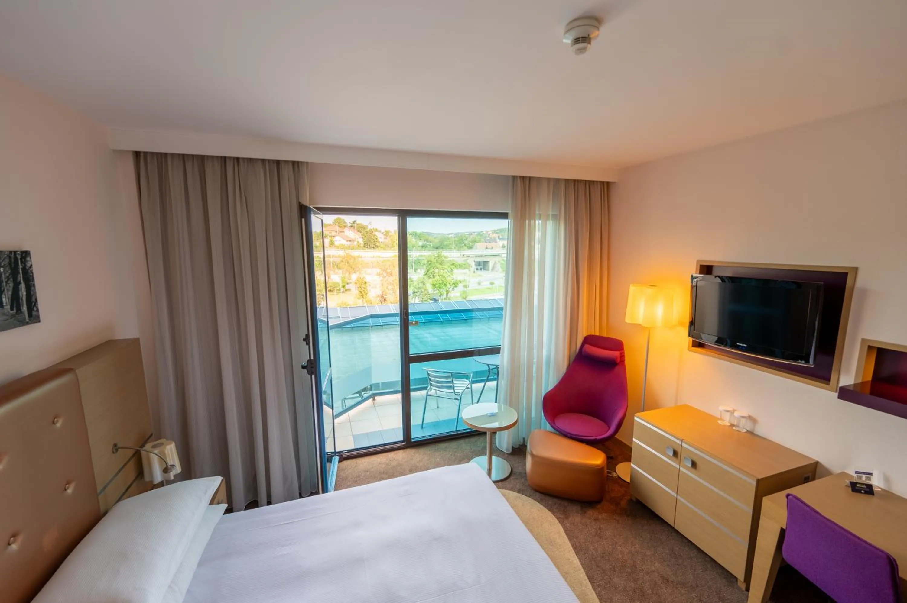 Bedroom, Bed in DoubleTree by Hilton Oradea