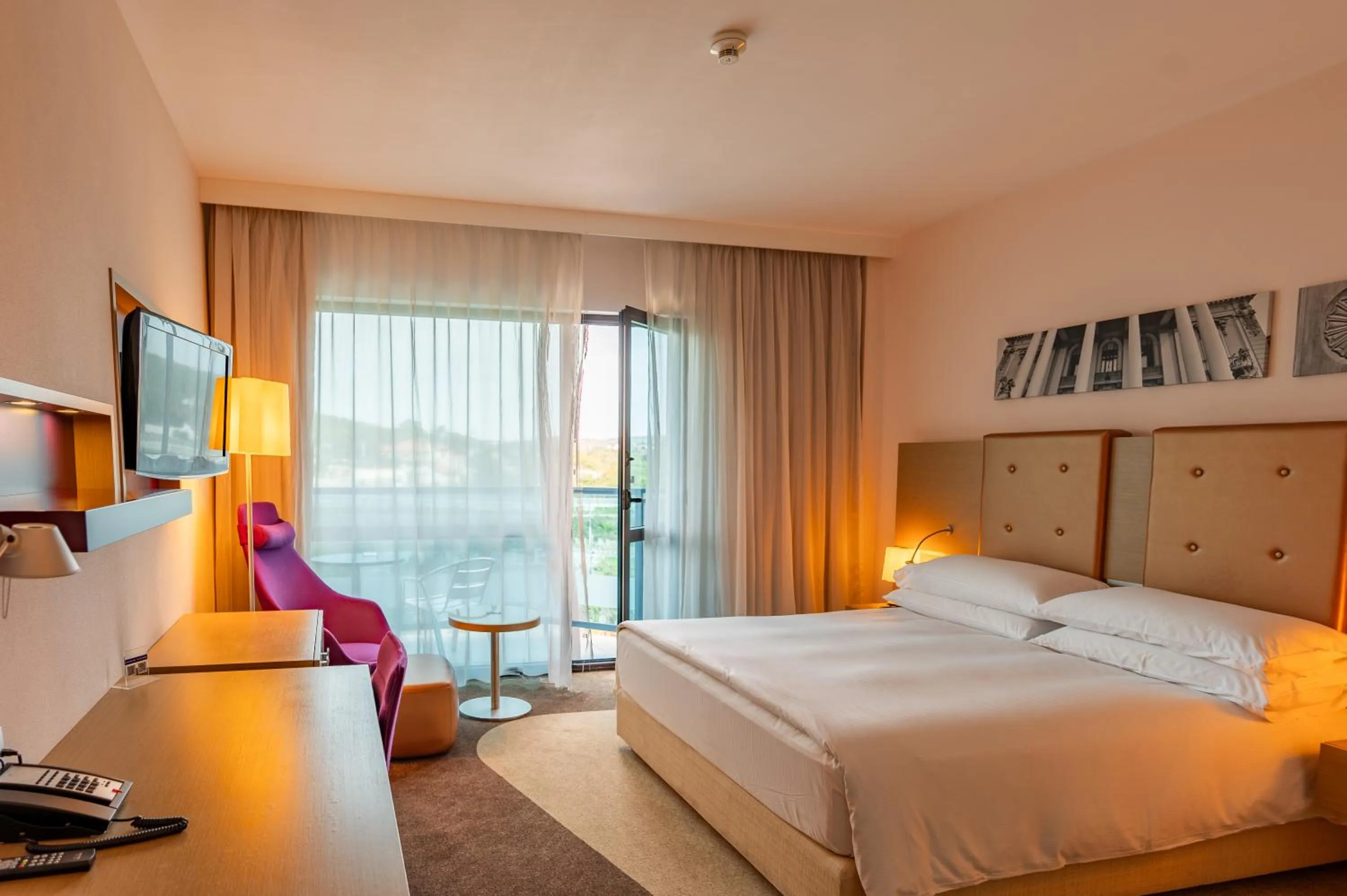 Bedroom, Bed in DoubleTree by Hilton Oradea