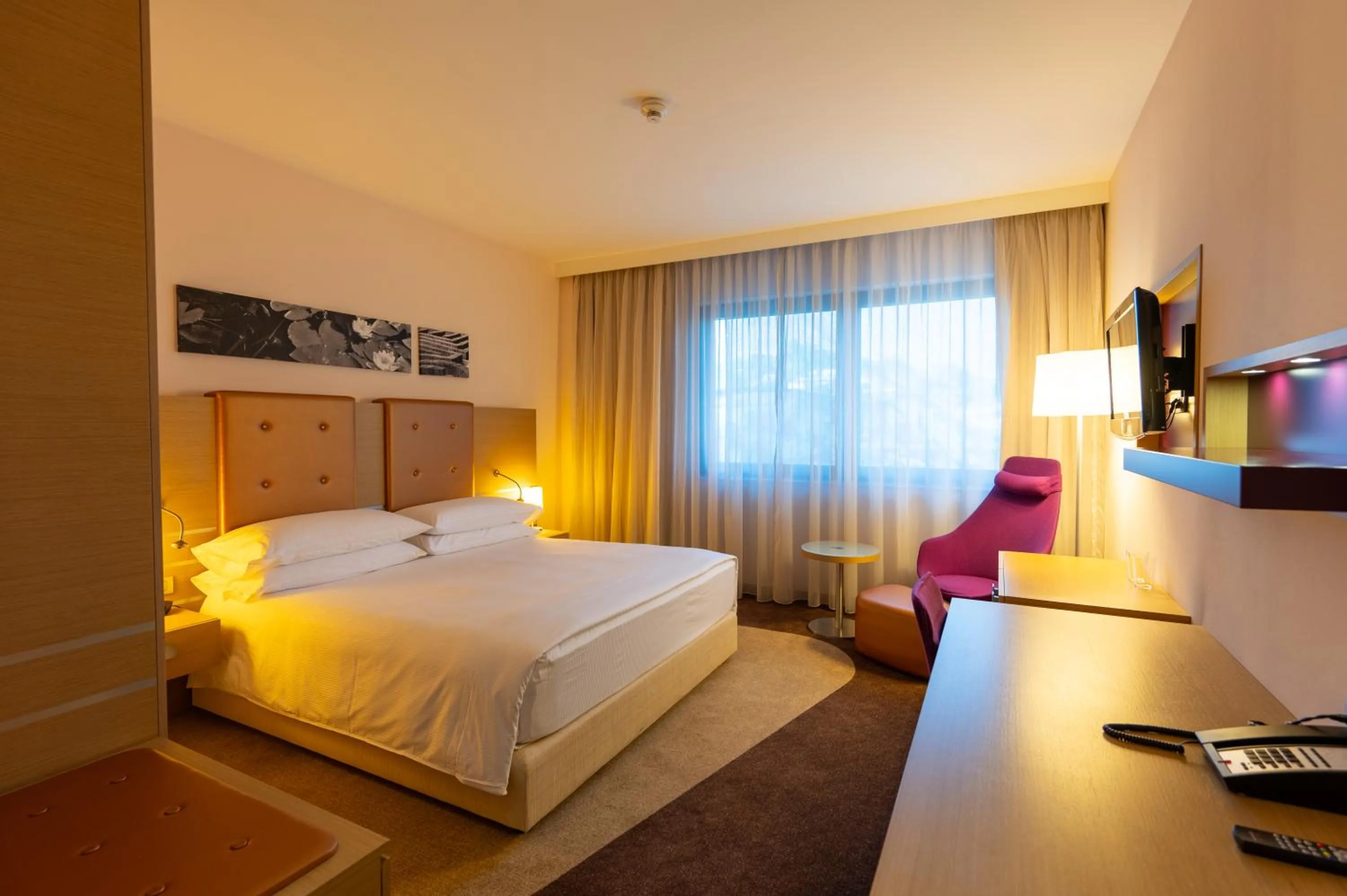 Bedroom, Bed in DoubleTree by Hilton Oradea