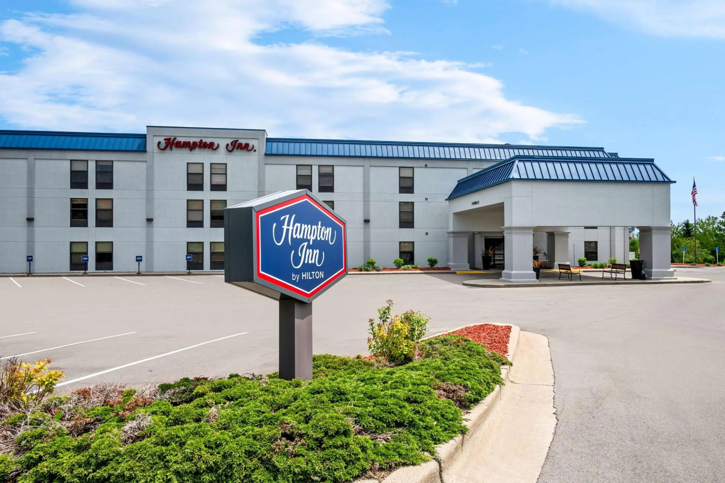 Property building in Hampton Inn Grand Rapids/North