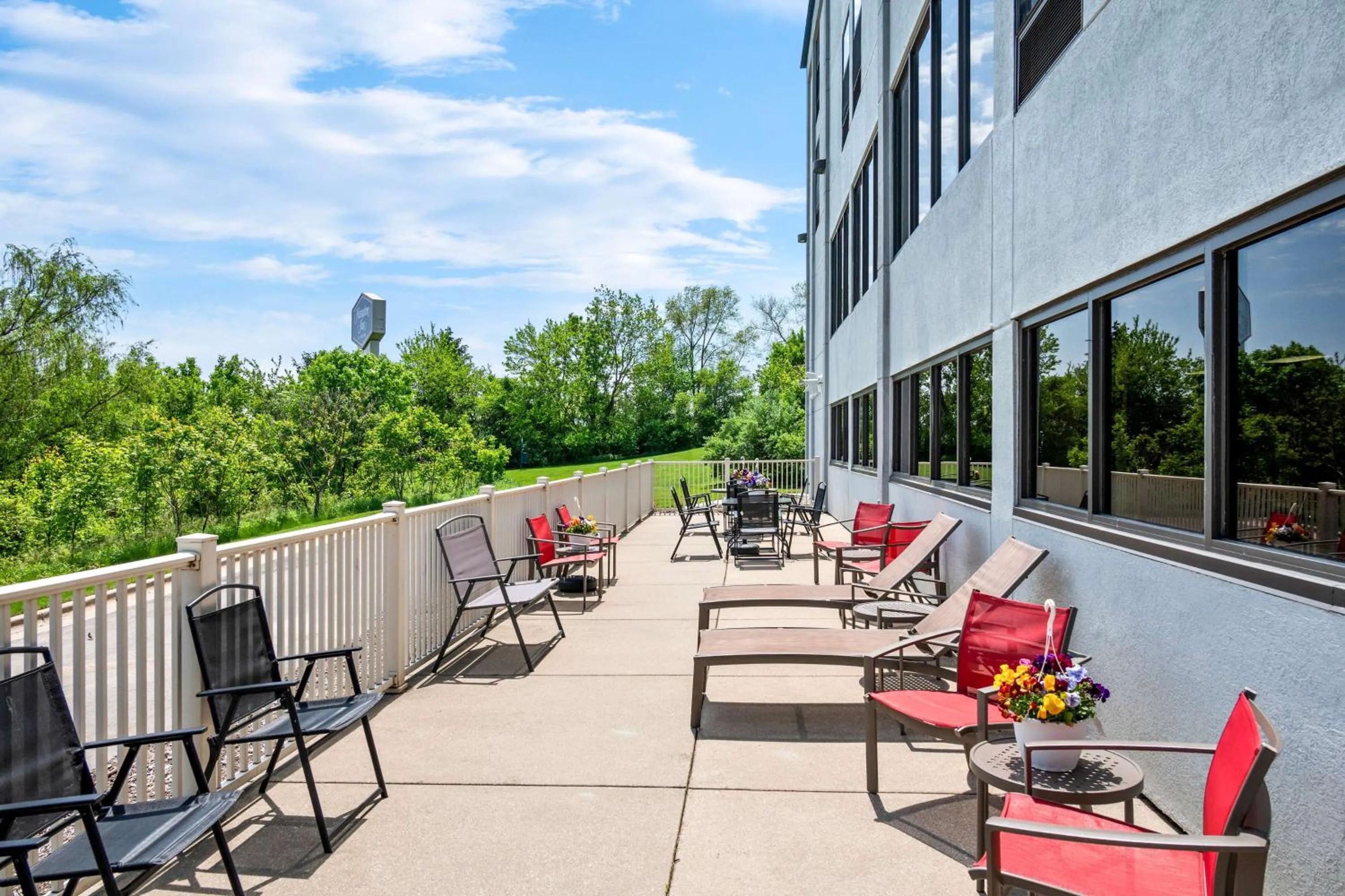 Patio in Hampton Inn Grand Rapids/North