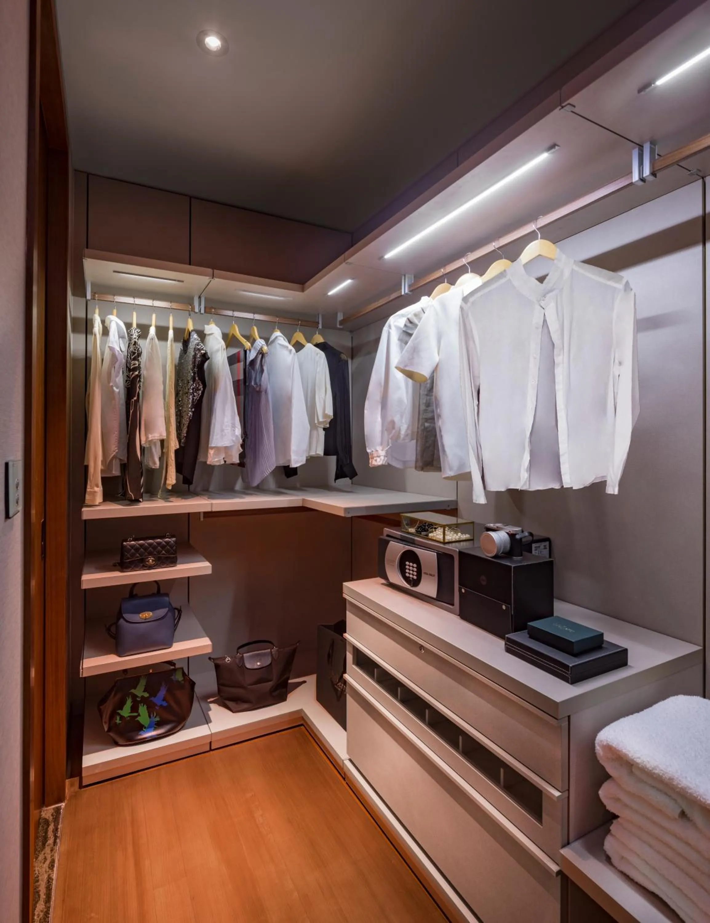 wardrobe in Fraser Residence Orchard Singapore