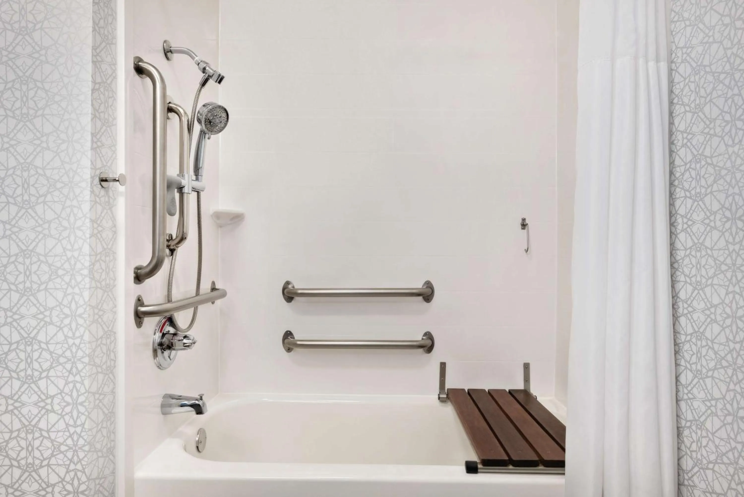 Bathroom in Hampton Inn & Suites Fort Wayne-North