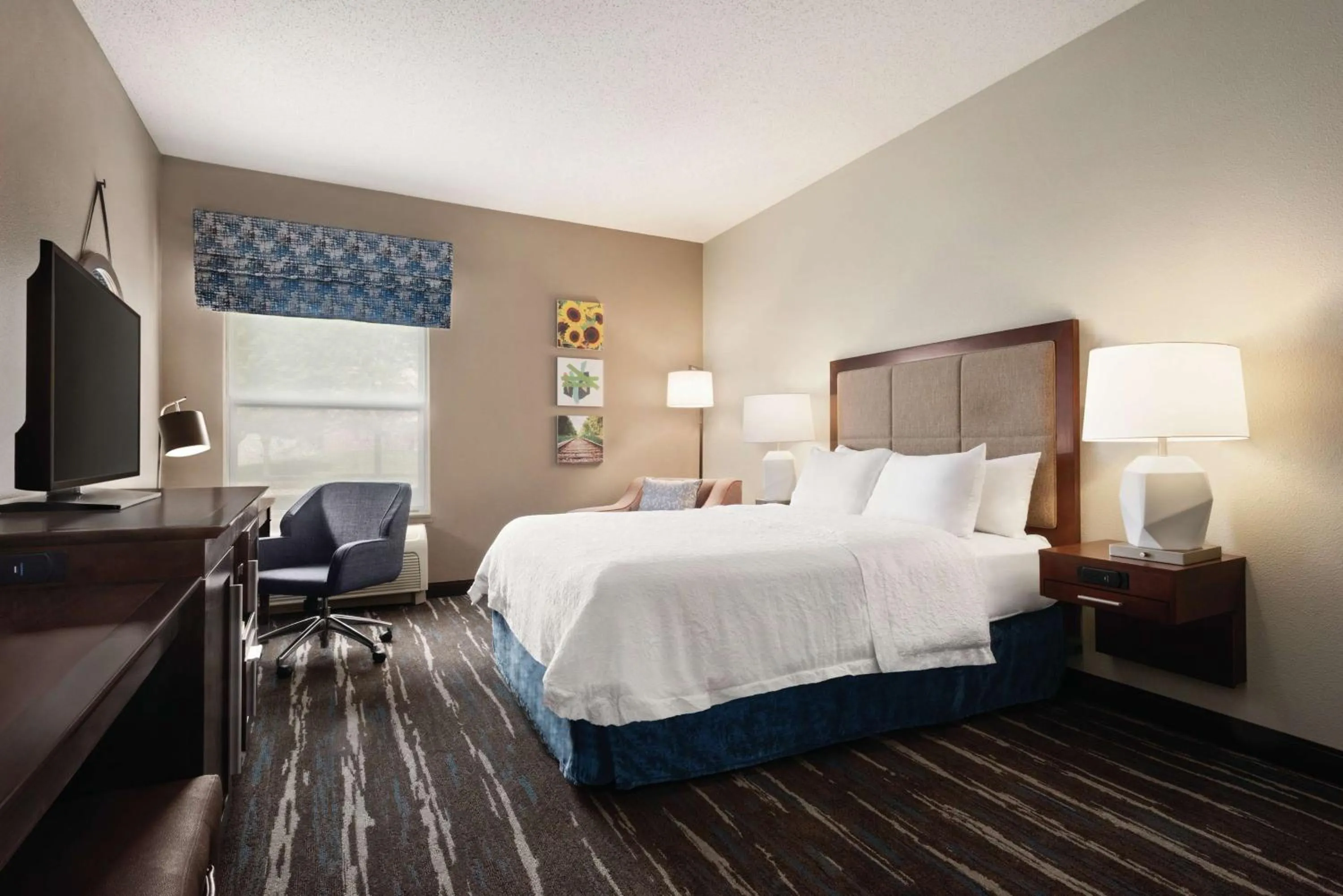 Bed in Hampton Inn & Suites Fort Wayne-North