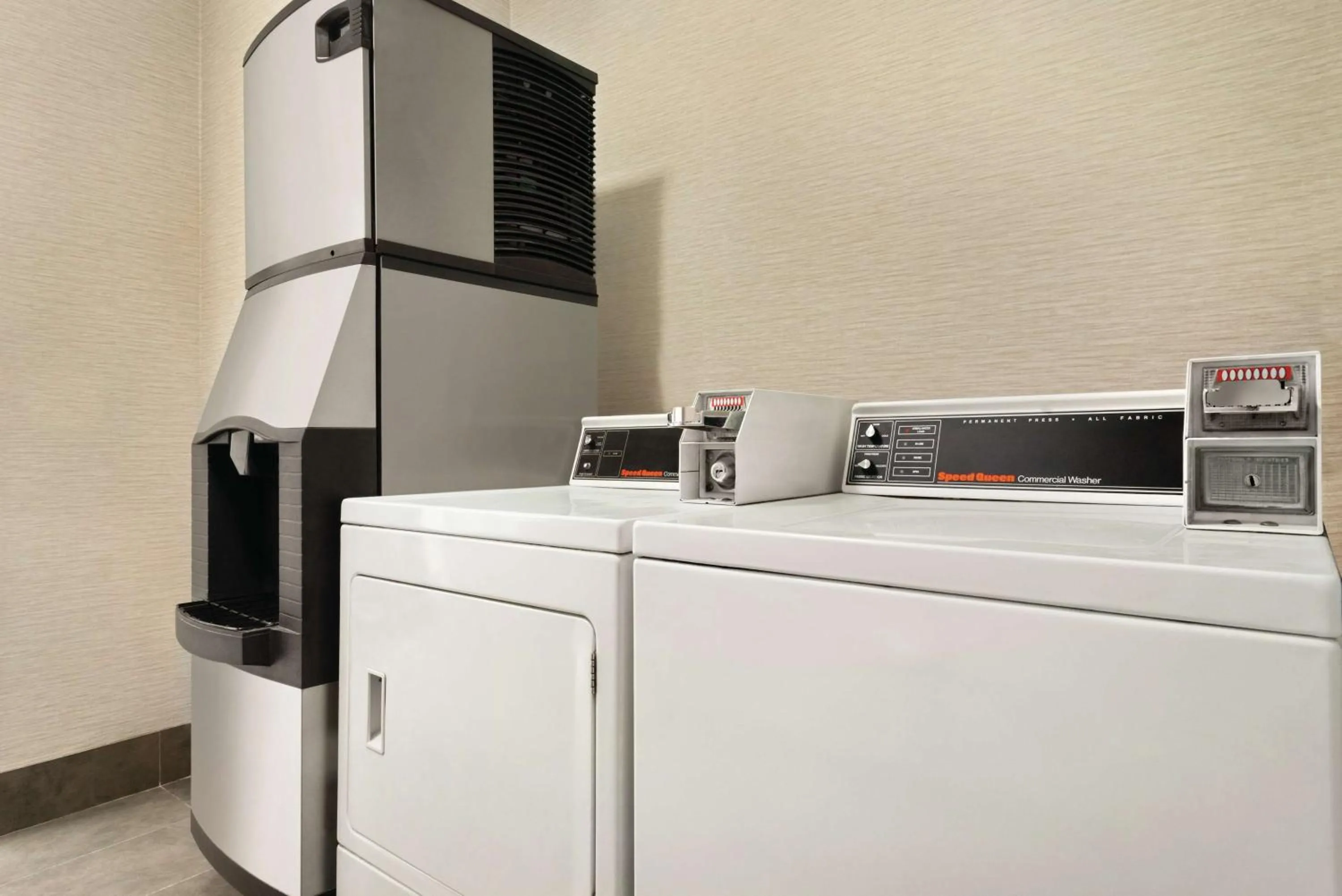 Property building in Hampton Inn & Suites Fort Wayne-North