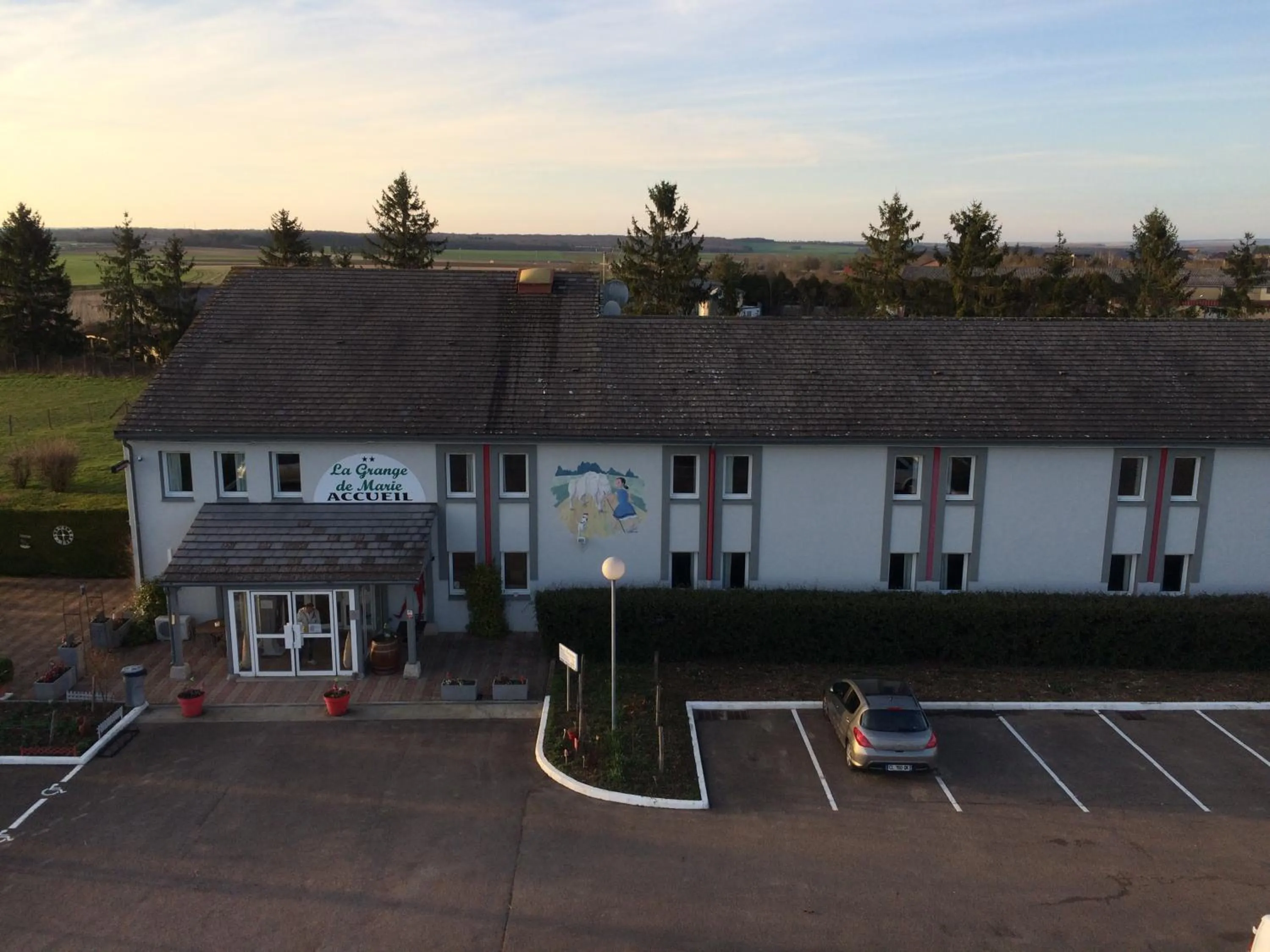 Facade/entrance in La Grange de Marie