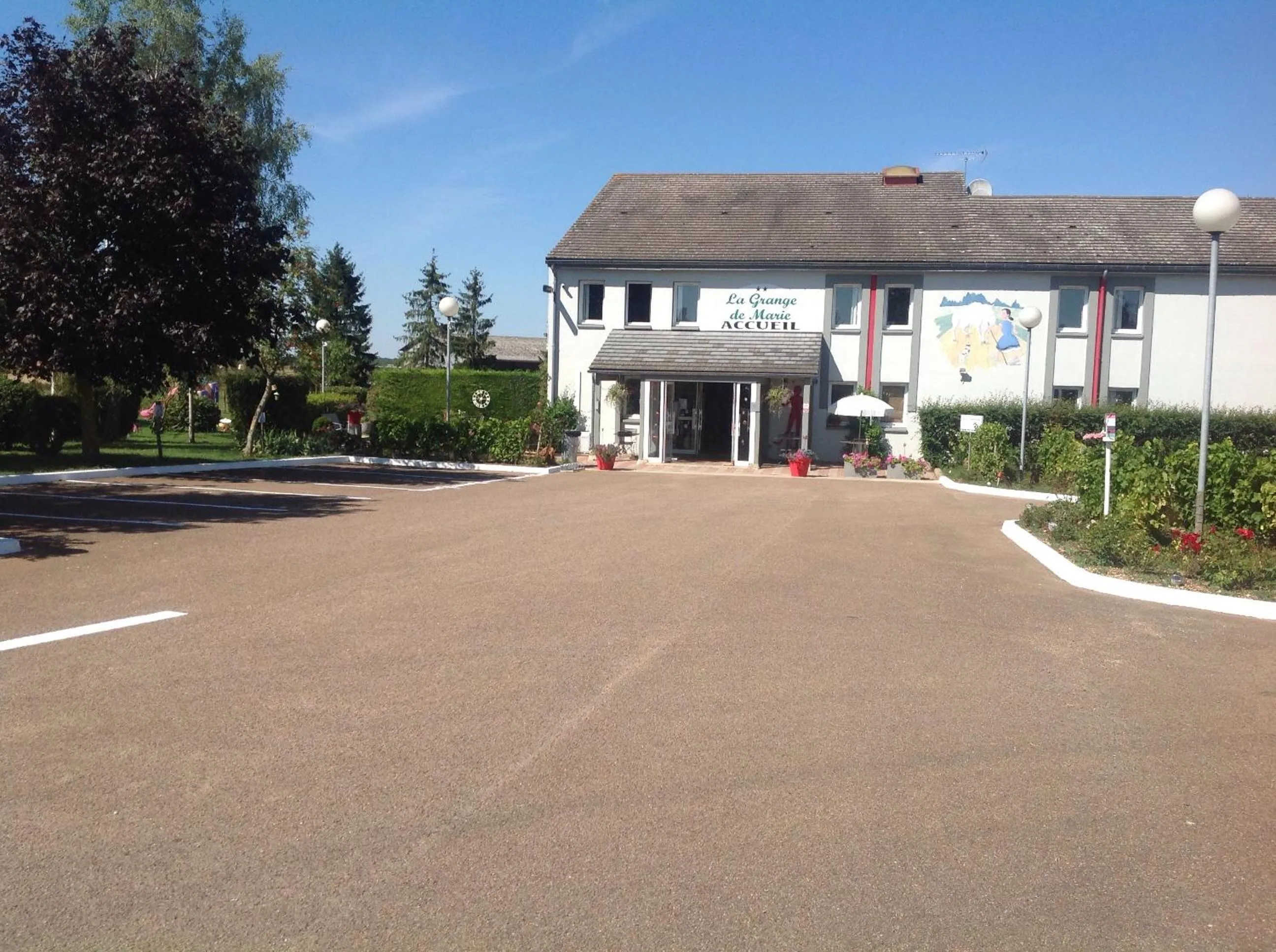 Facade/entrance in La Grange de Marie