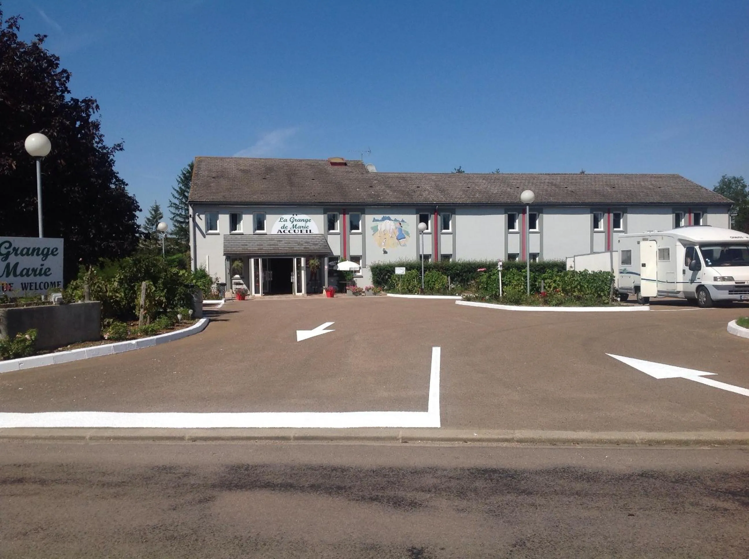 Facade/entrance in La Grange de Marie