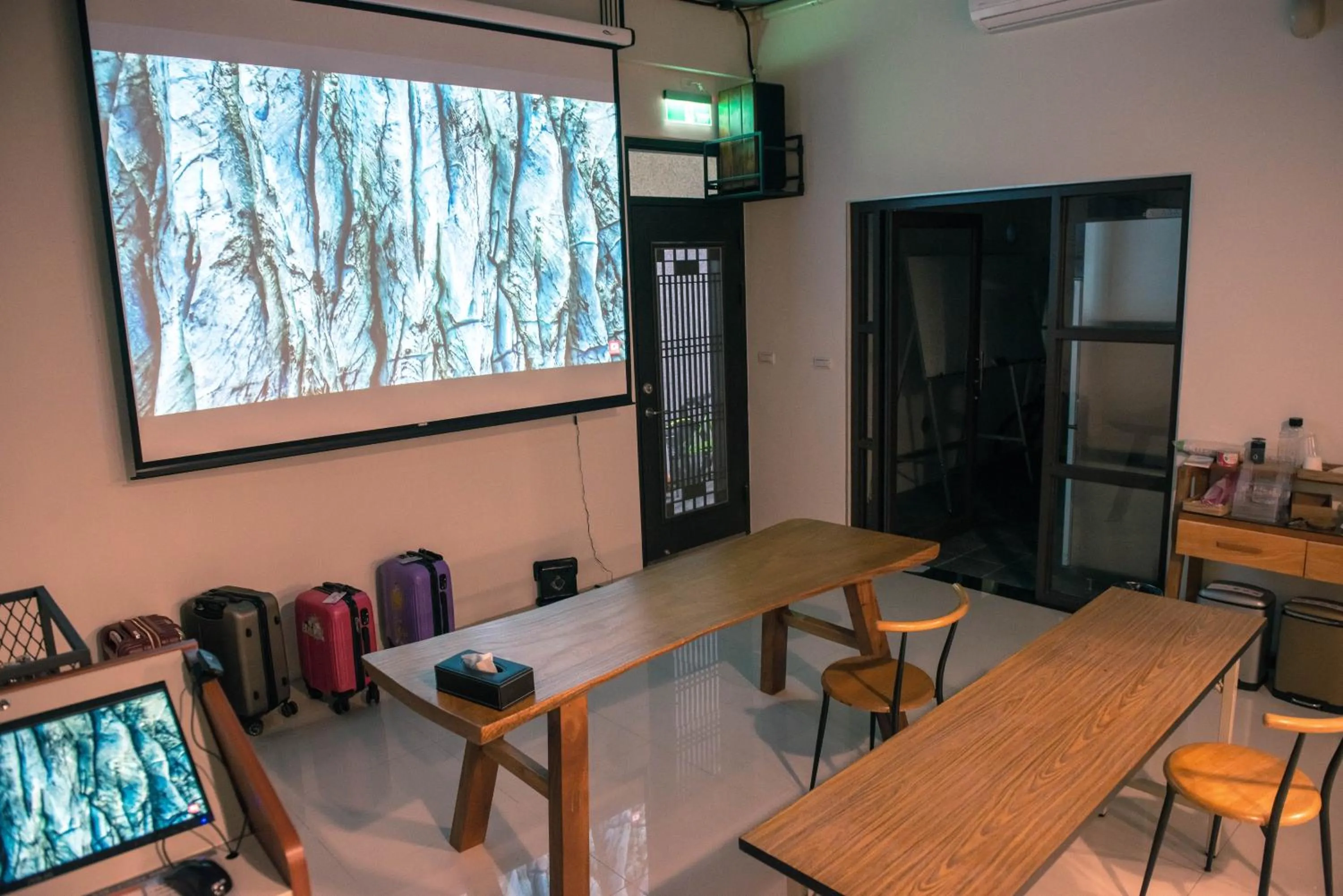 Communal lounge/ TV room in Happy Wing Guesthouse