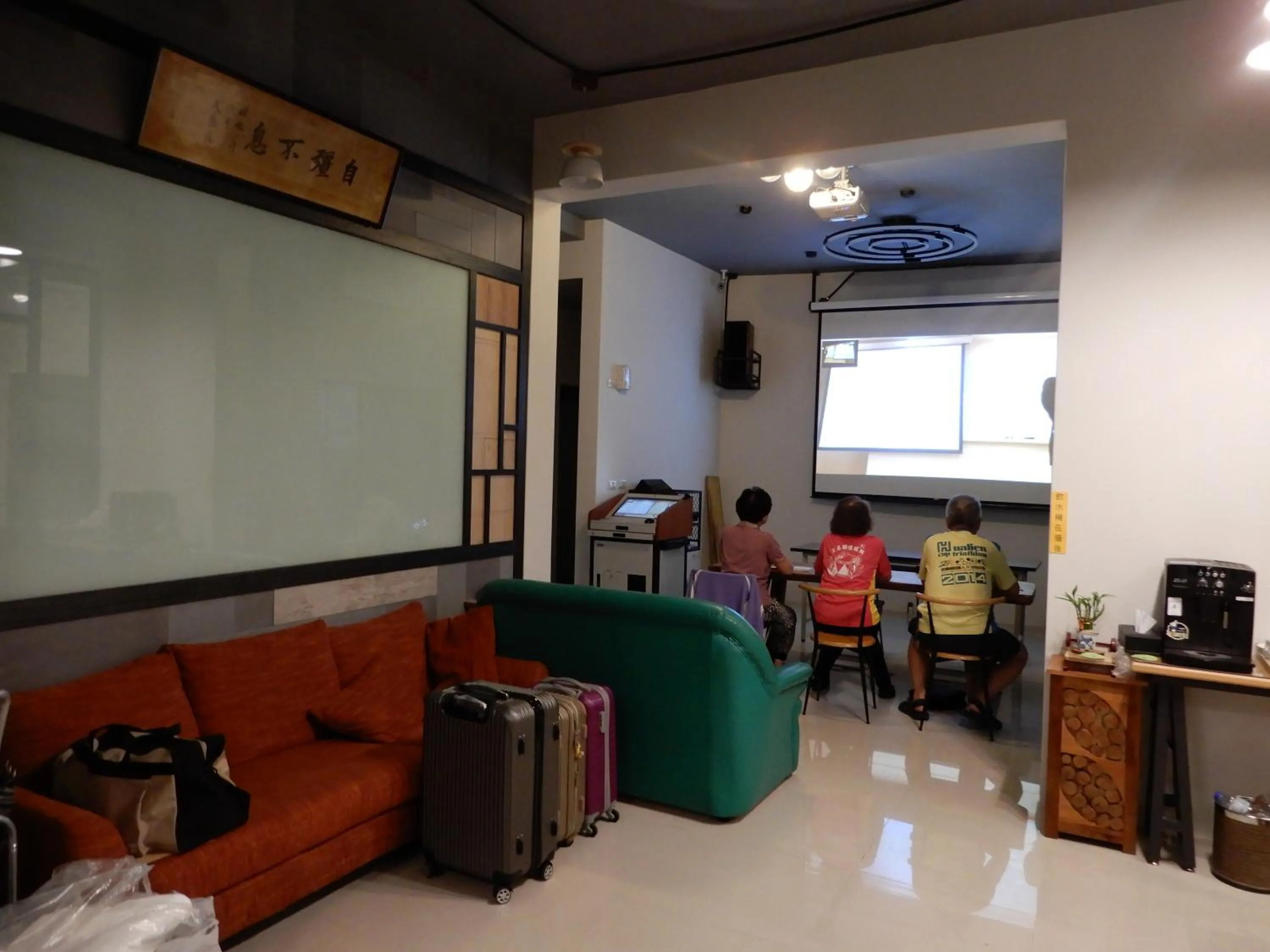 Communal lounge/ TV room in Happy Wing Guesthouse
