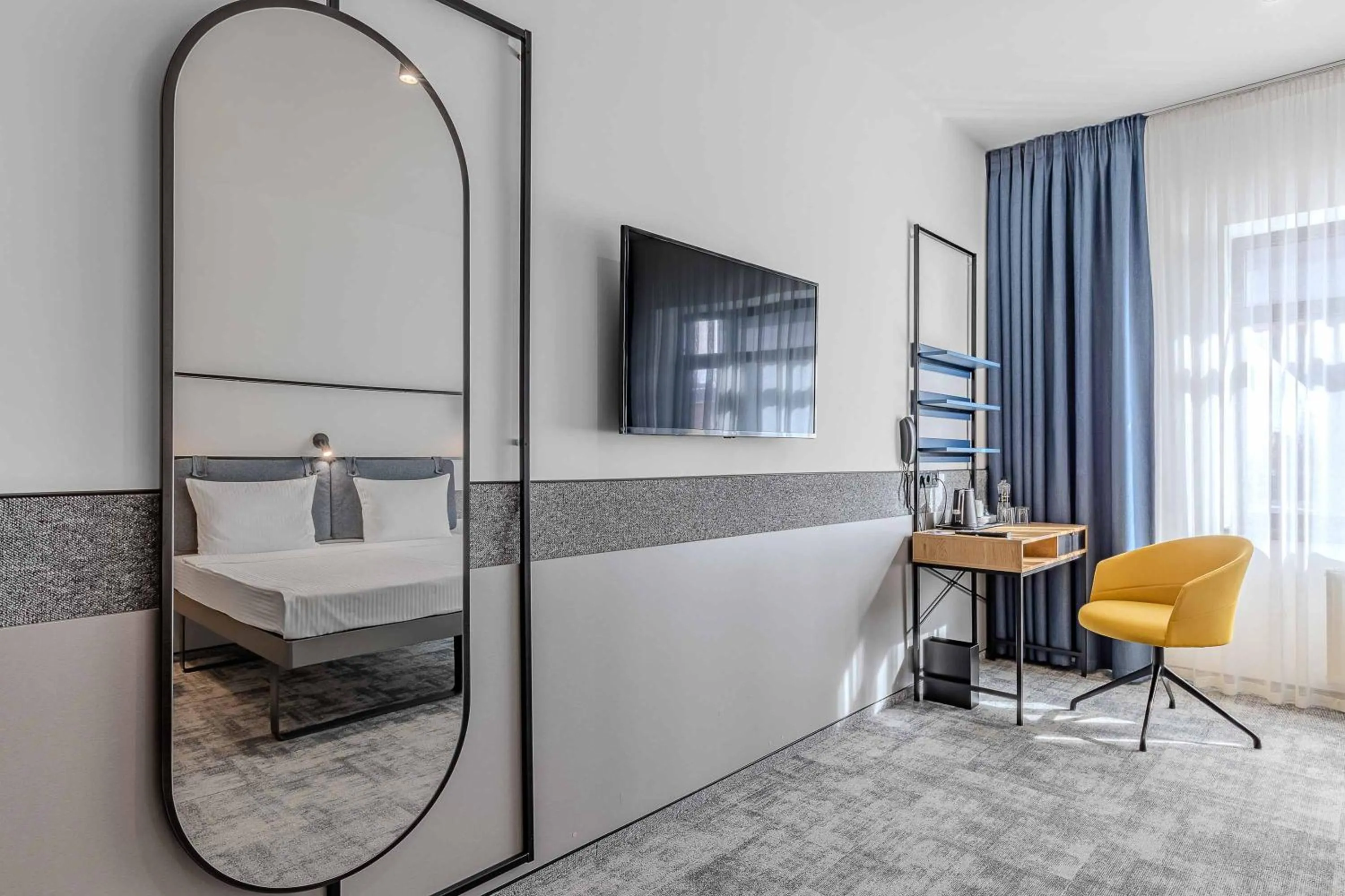 Living room, Bed in IQ Hotel