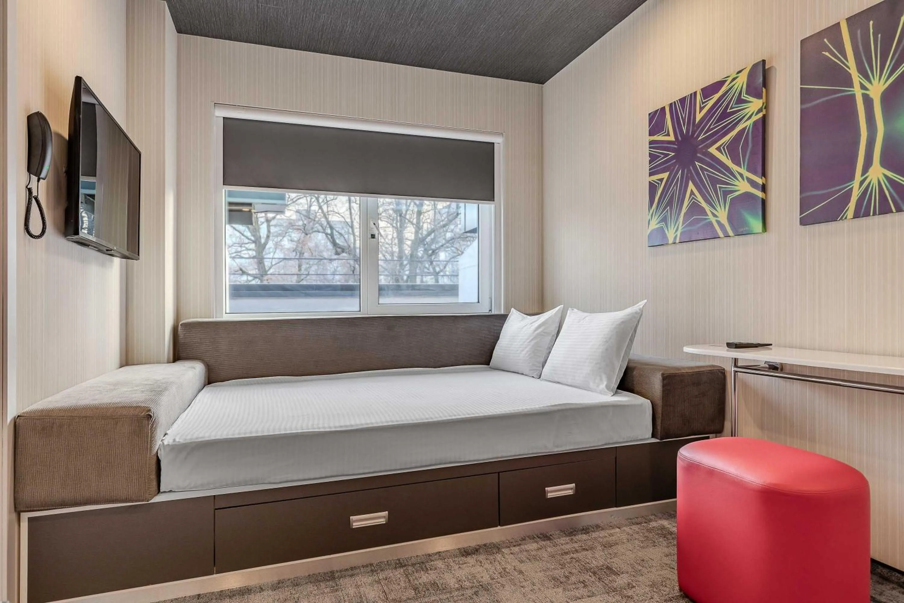 Bedroom, Bed in IQ Hotel