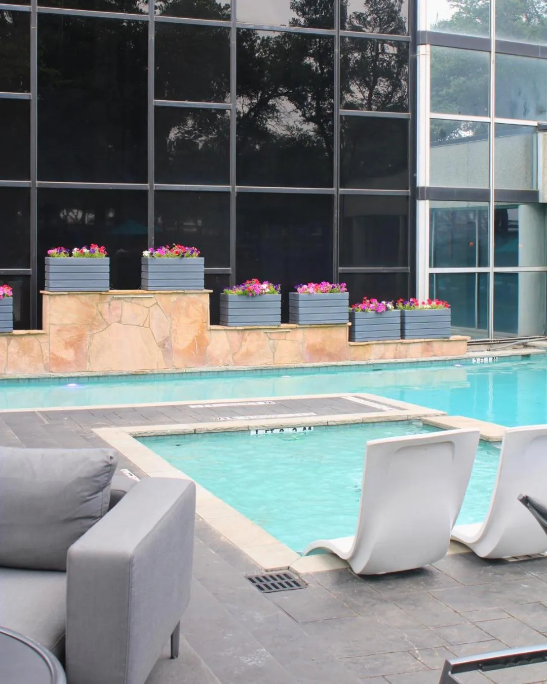 Swimming pool in Hilton Dallas Lincoln Centre by the Galleria