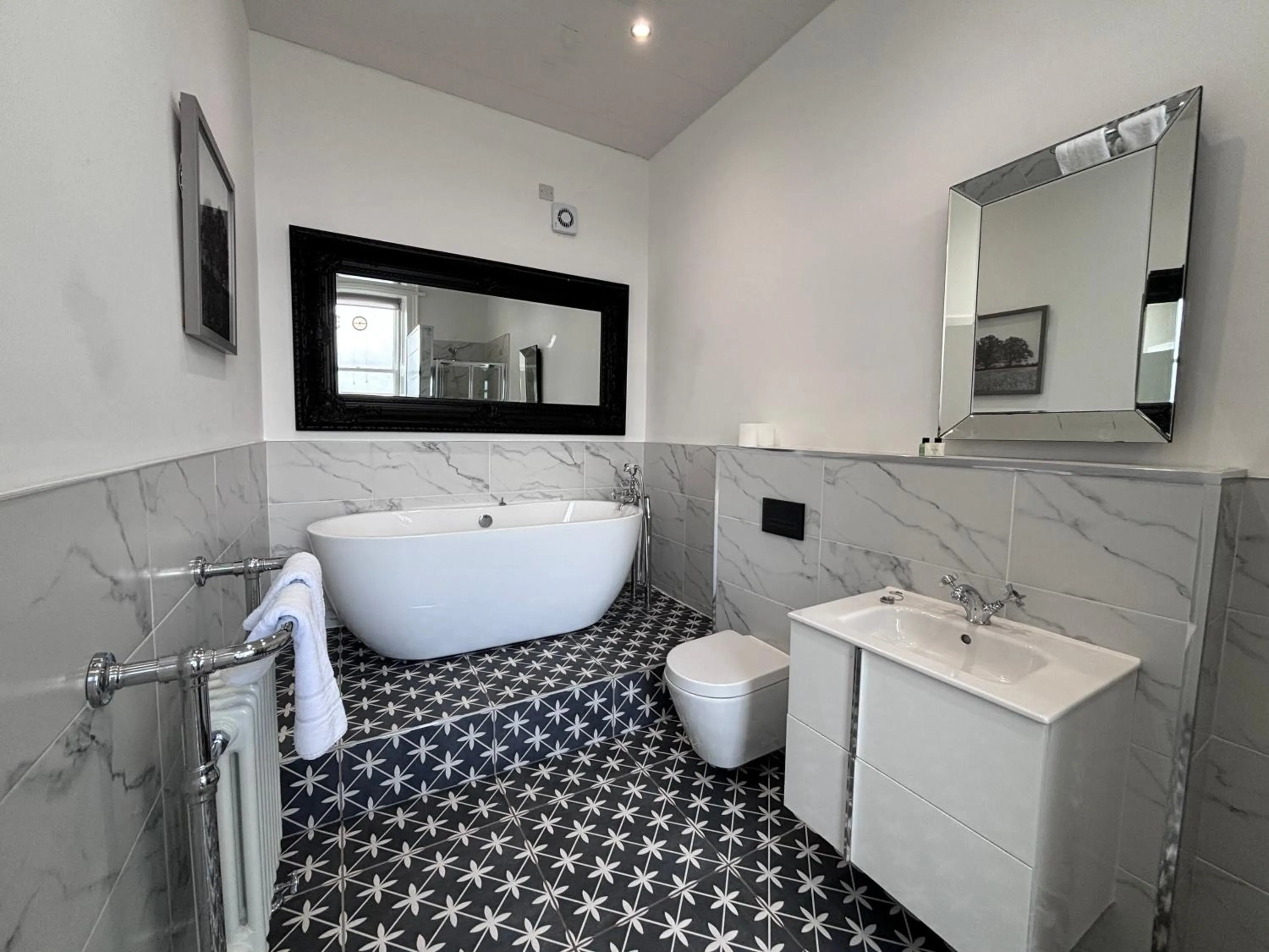 Bathroom in Richmond Park Hotel