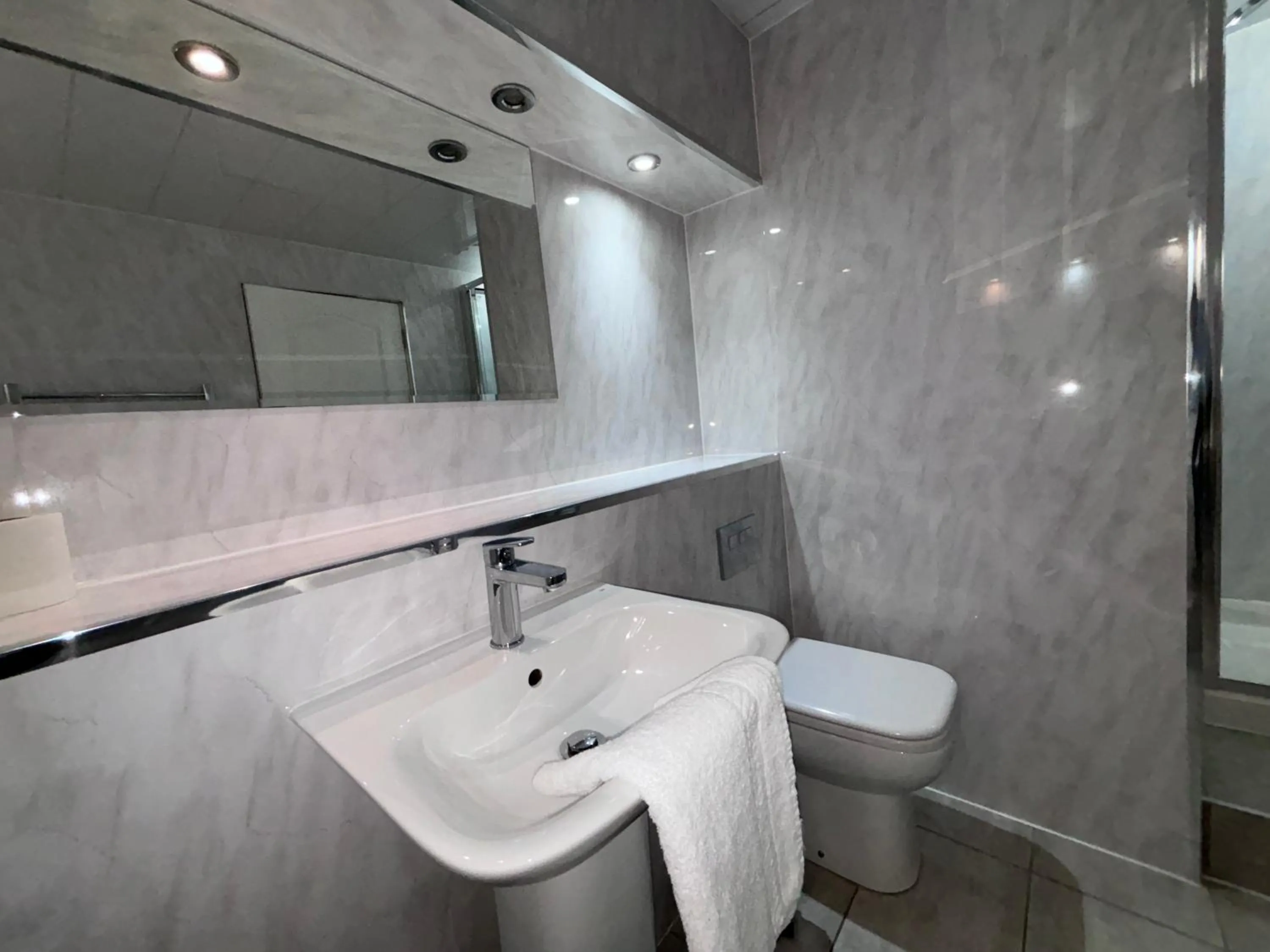 Bathroom in Richmond Park Hotel