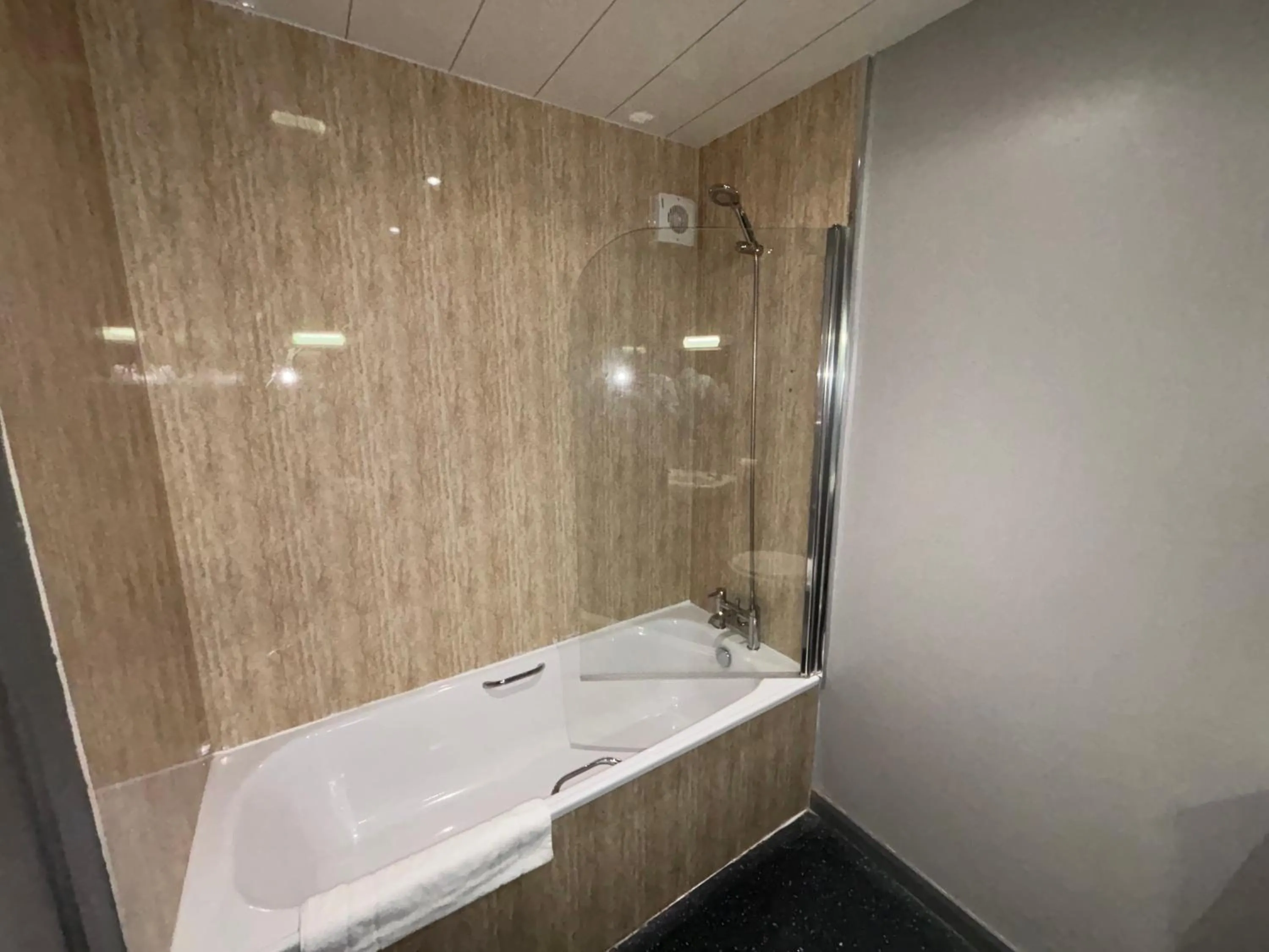 Bathroom in Richmond Park Hotel