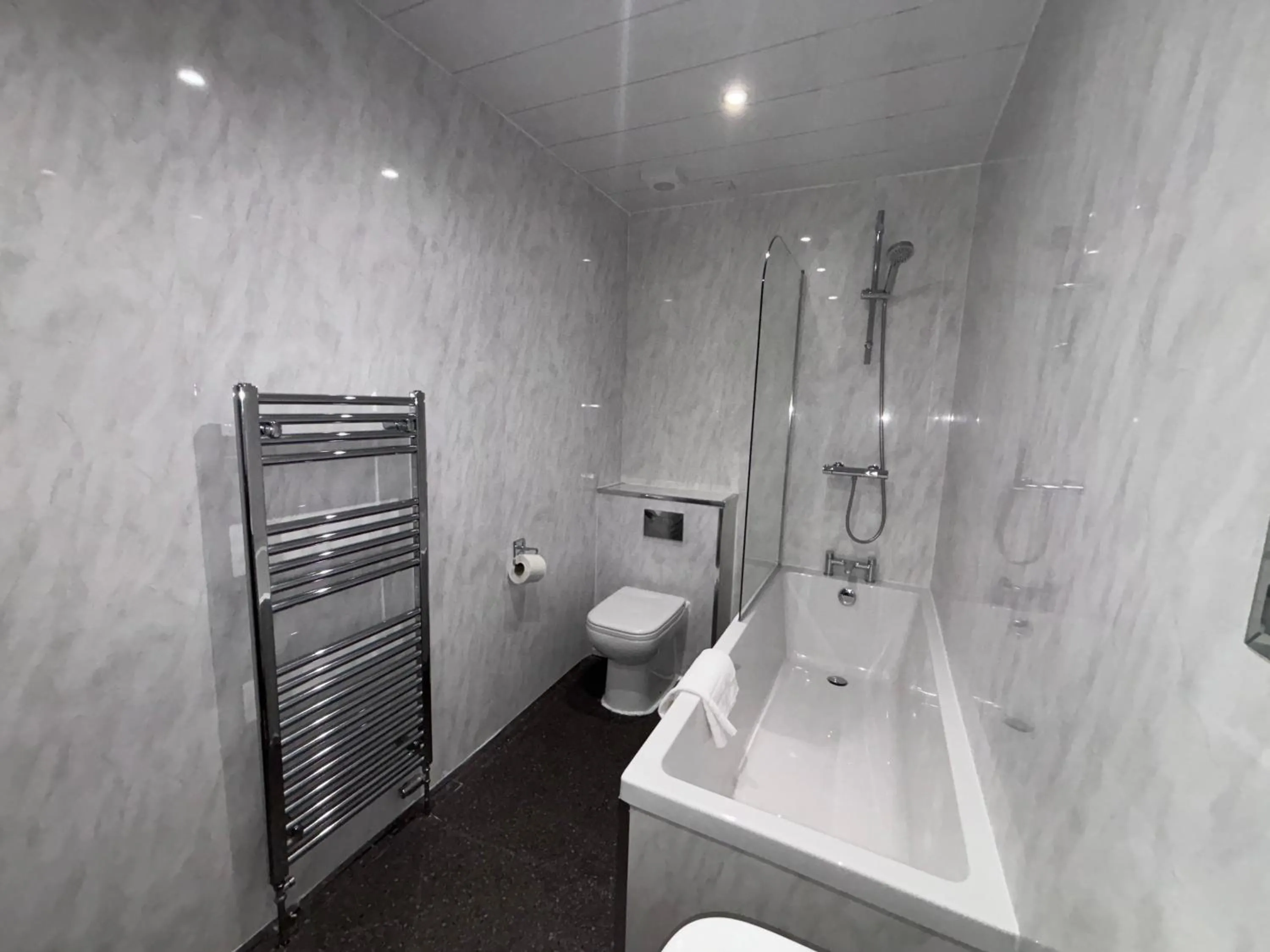 Bathroom in Richmond Park Hotel