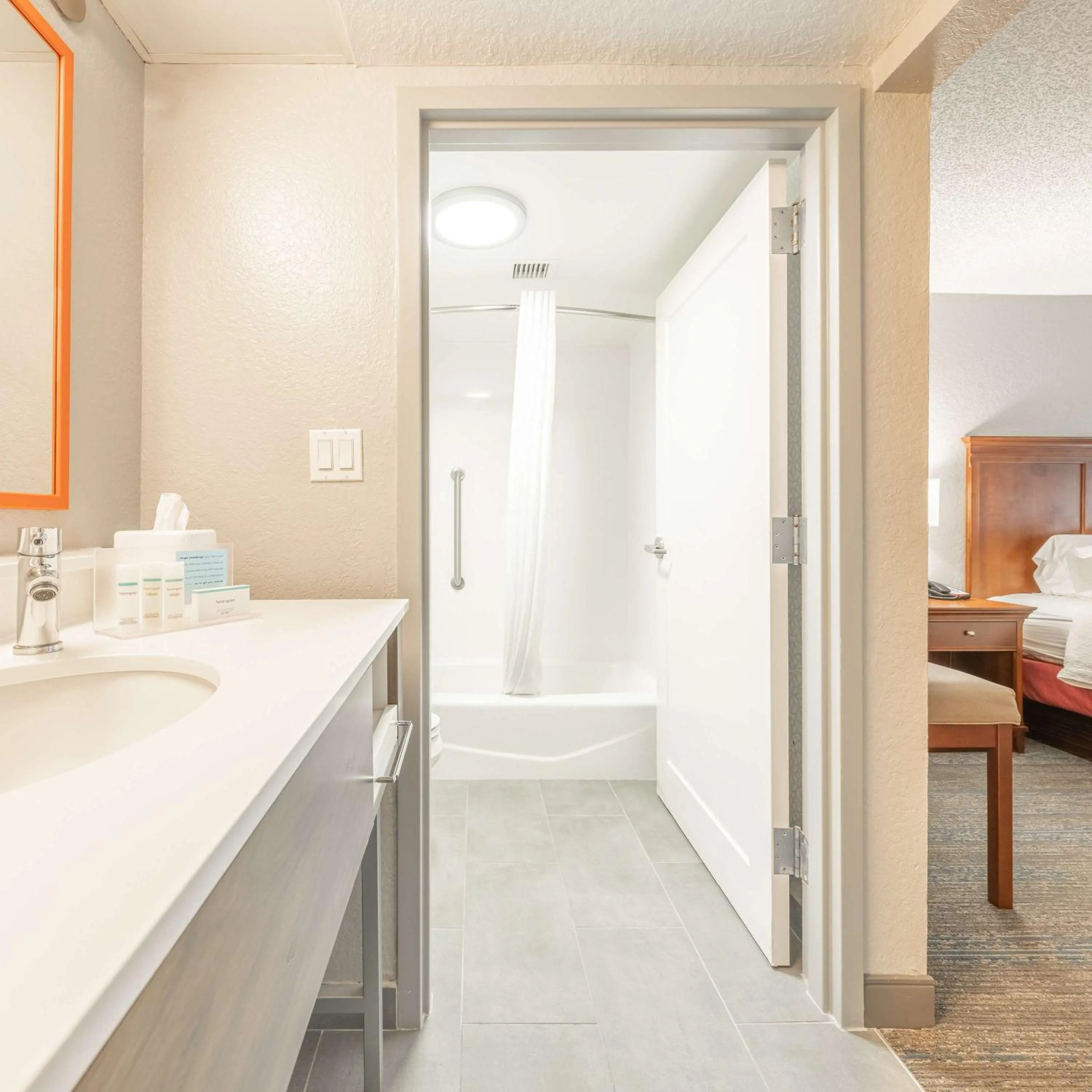 Bathroom, Bed in Hampton Inn Gainesville