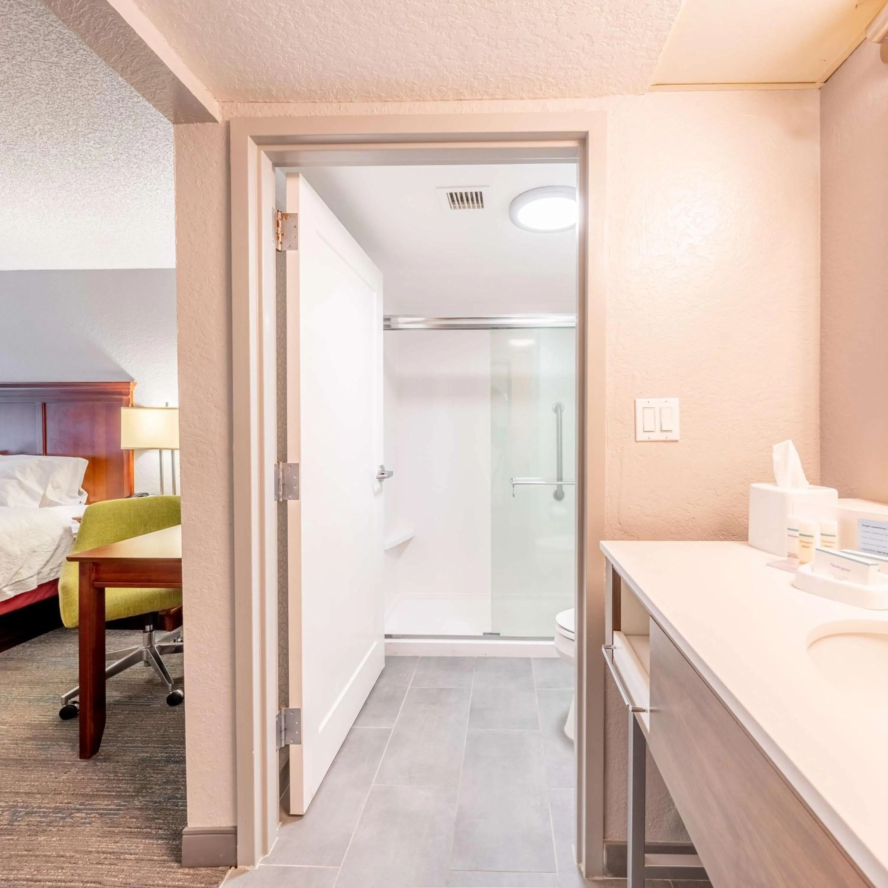 Bathroom, Bed in Hampton Inn Gainesville