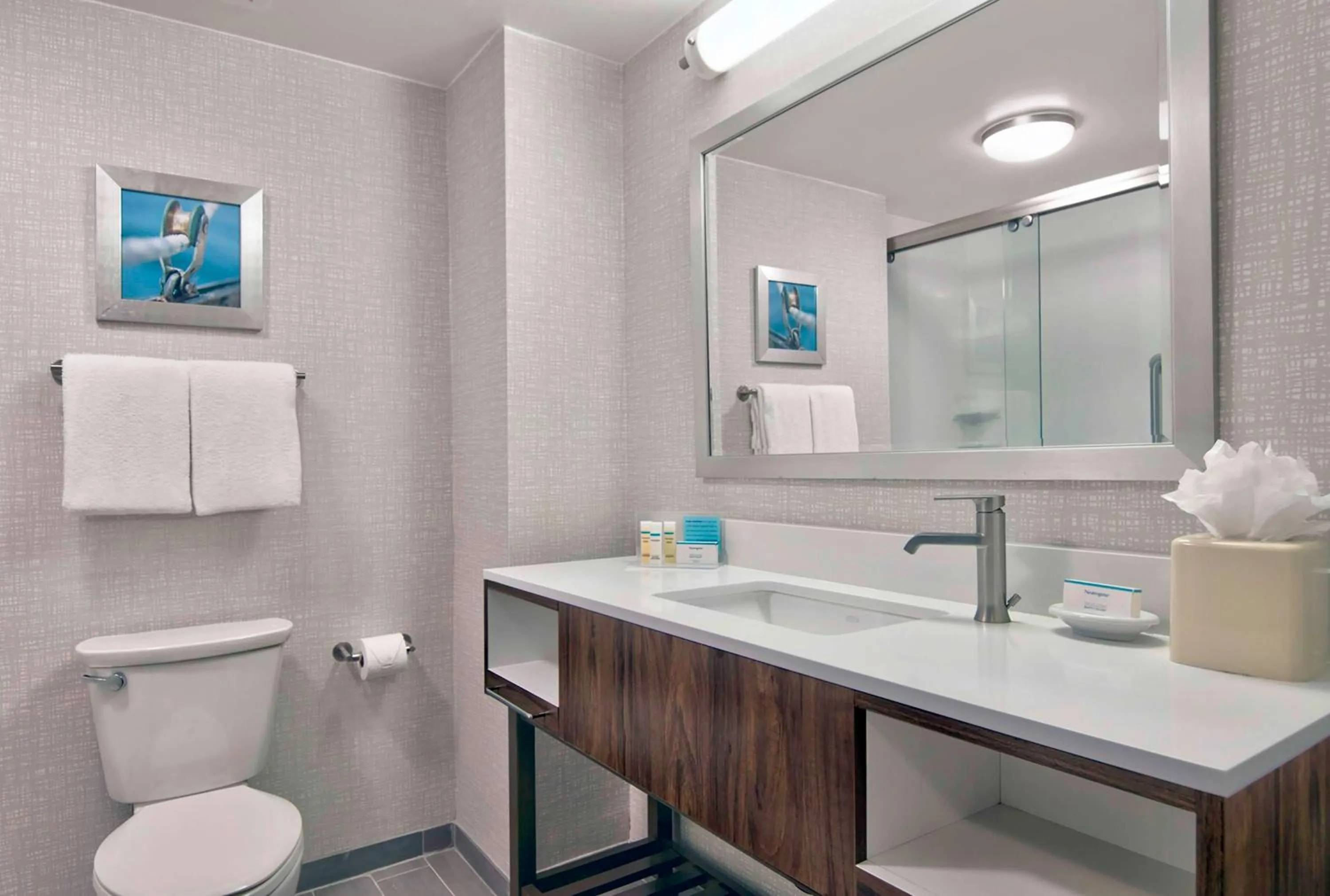 Bathroom in Hampton Inn Ft Lauderdale Airport North Cruise Port