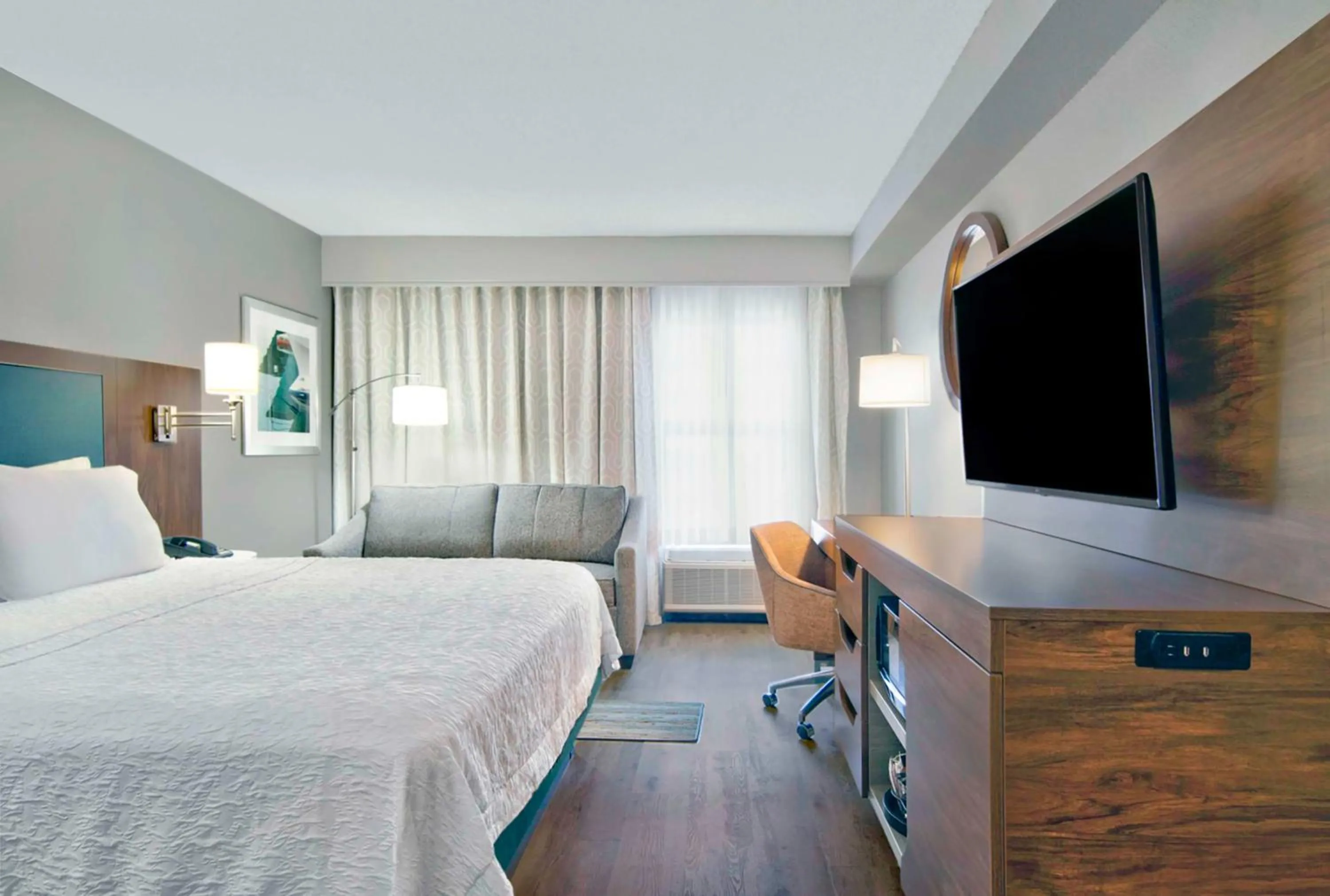 Living room, Bed in Hampton Inn Ft Lauderdale Airport North Cruise Port