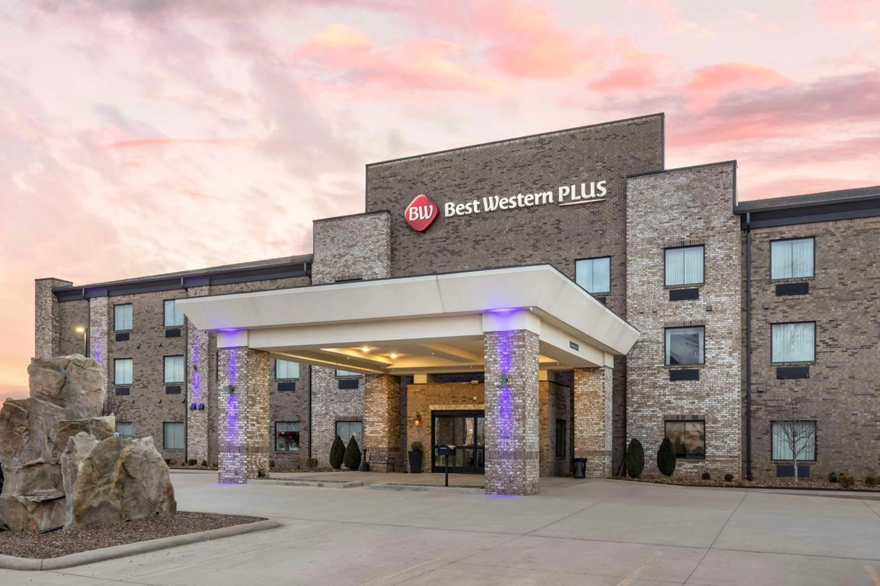 Property building in Best Western Plus Owensboro