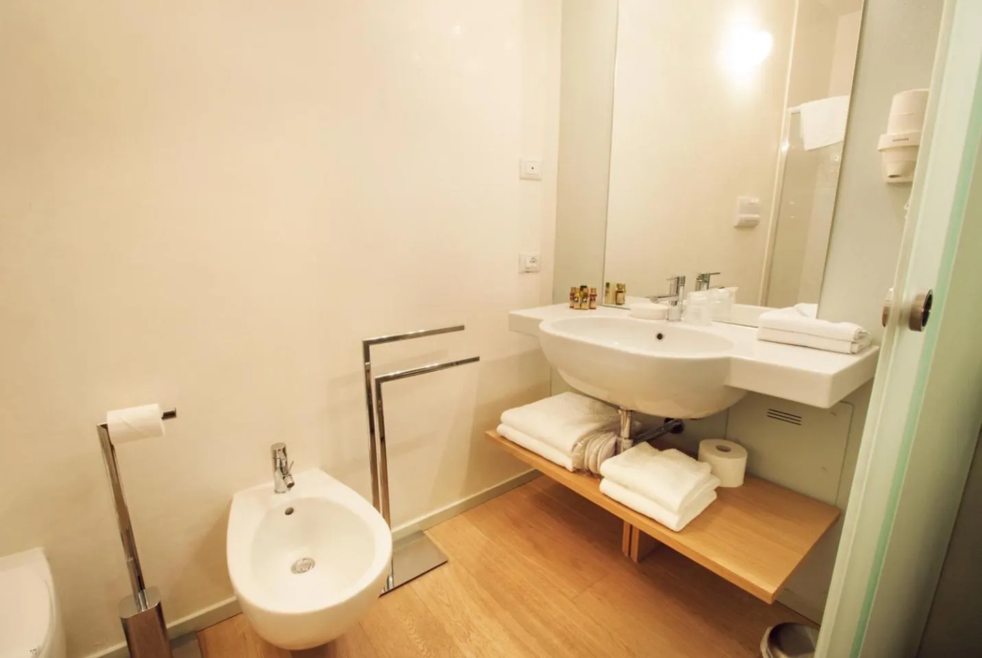 Bathroom in Aromi Piccolo Hotel