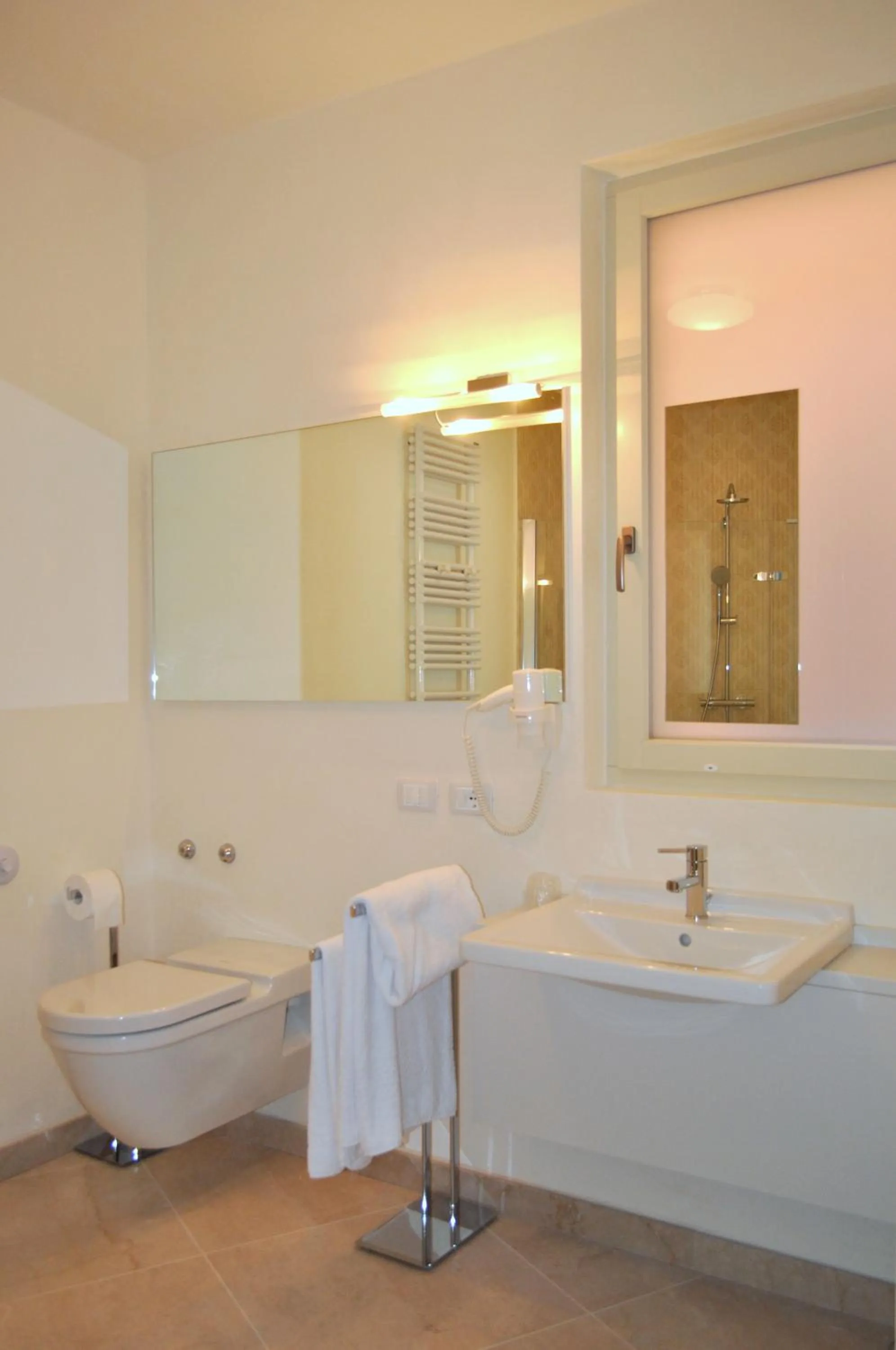 Bathroom in Aromi Piccolo Hotel