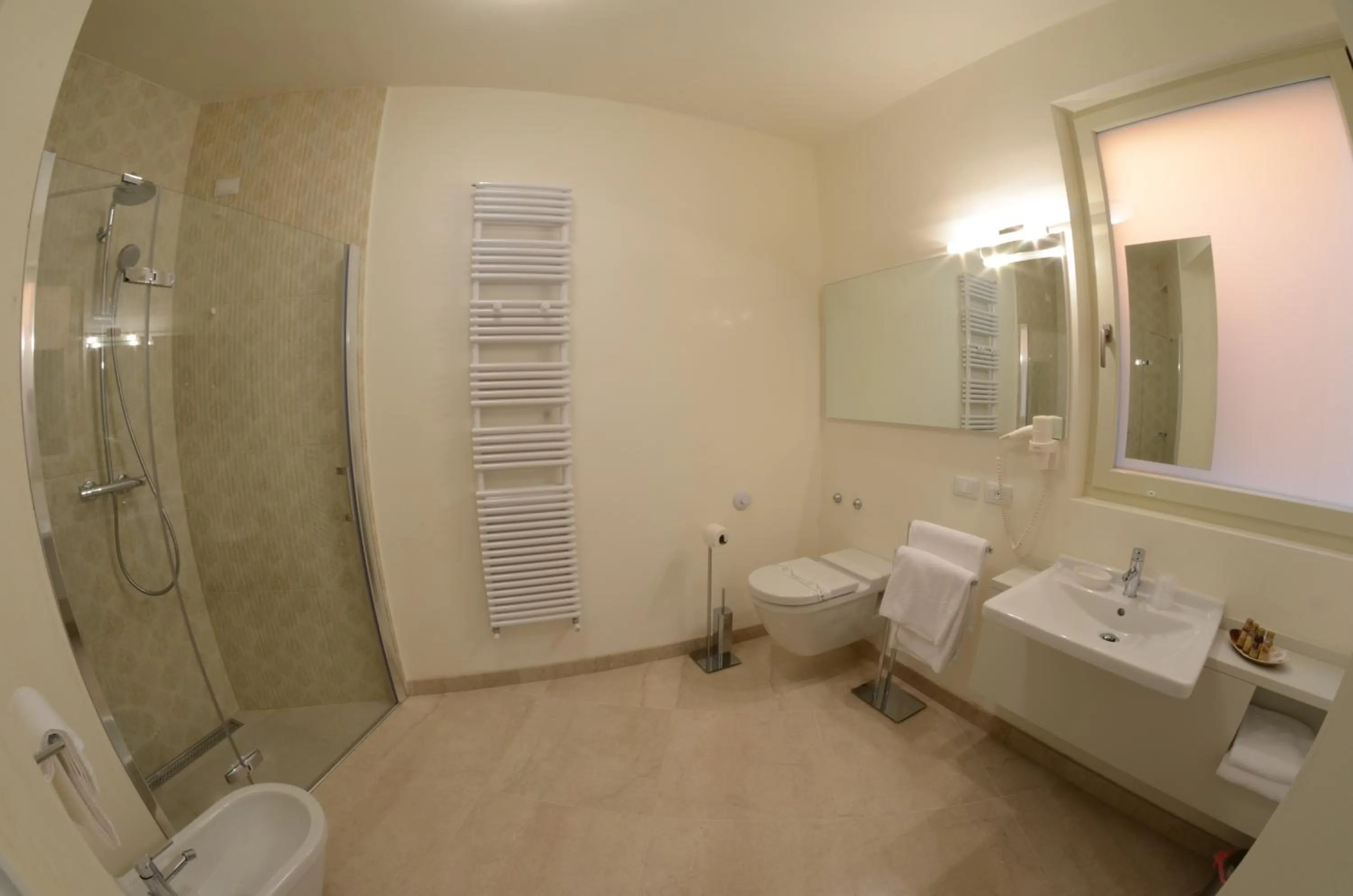 Bathroom in Aromi Piccolo Hotel