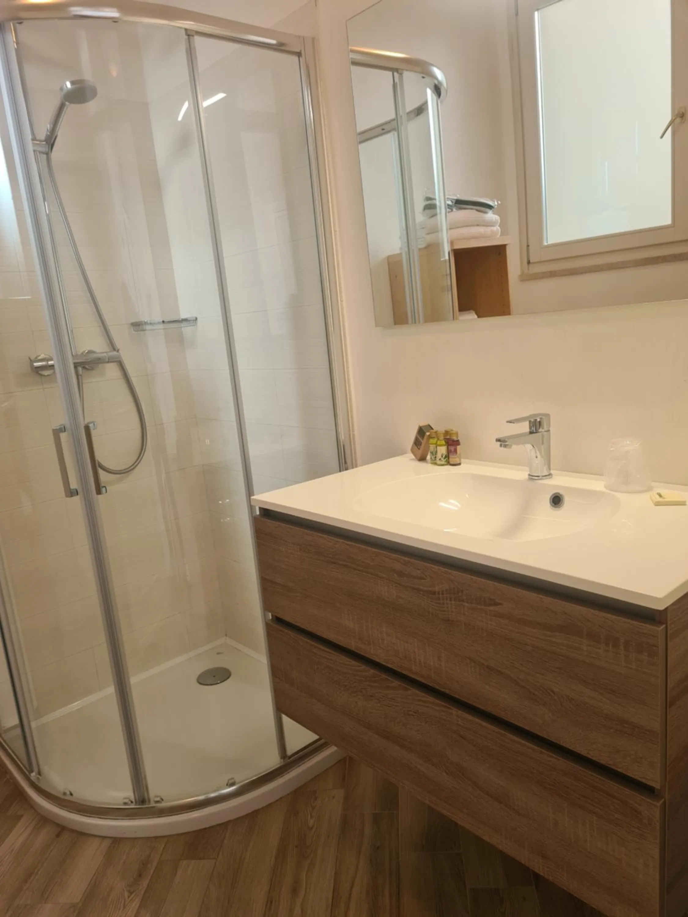 Bathroom in Aromi Piccolo Hotel