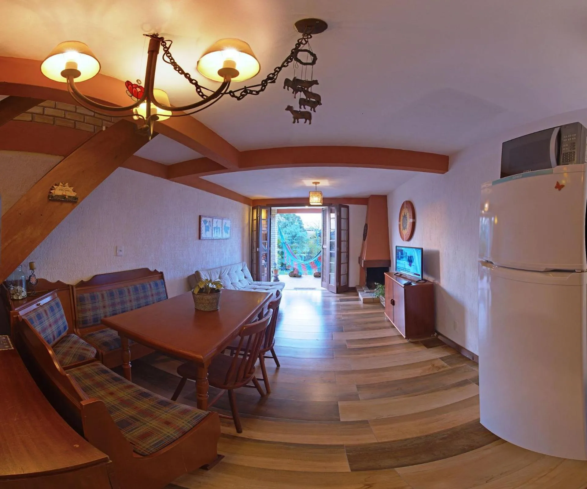 TV and multimedia in Pousada Capitão Cook, banheira, a 200 m do centro, amplo estacionamento, linda vista