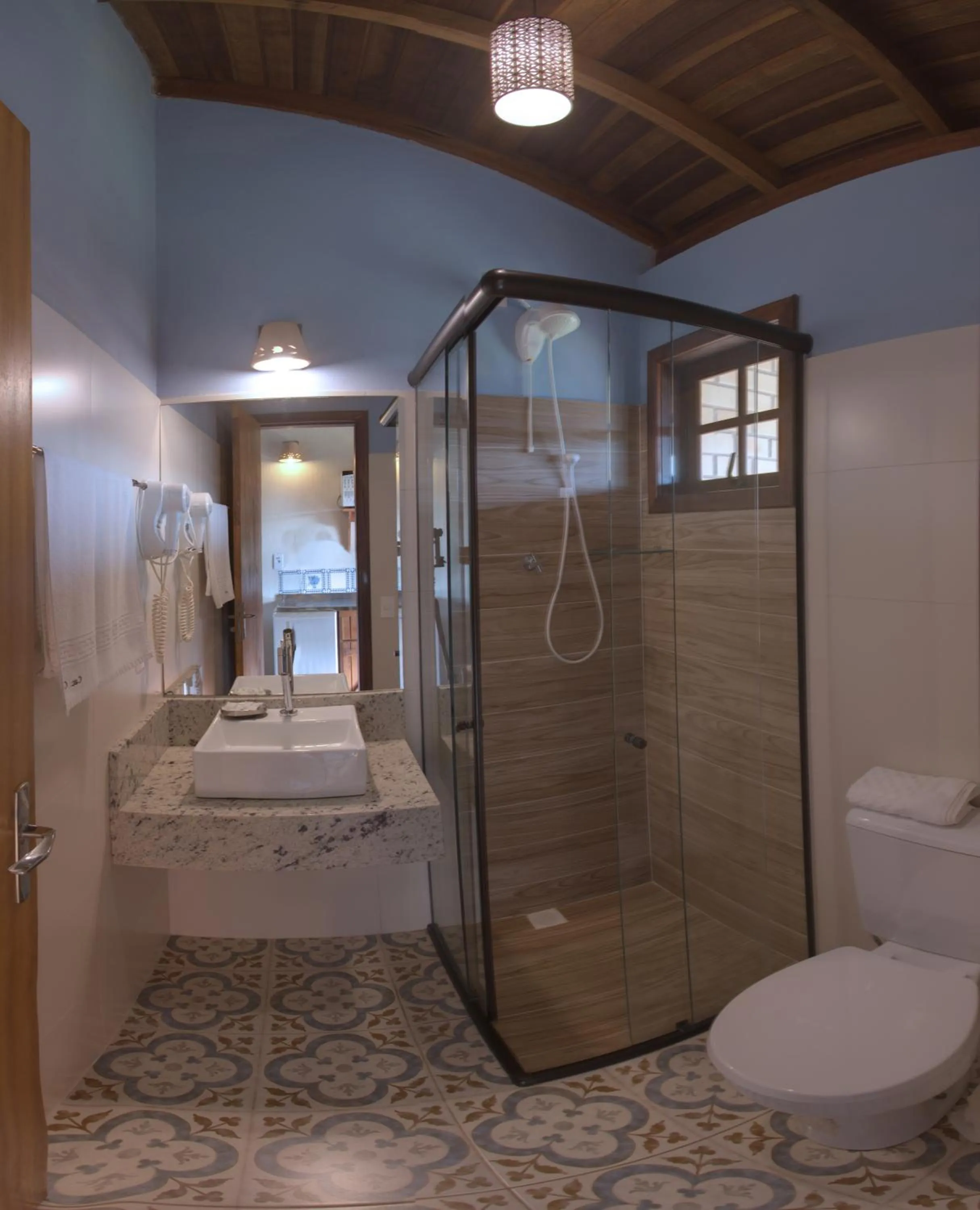 Shower in Pousada Capitão Cook, banheira, a 200 m do centro, amplo estacionamento, linda vista