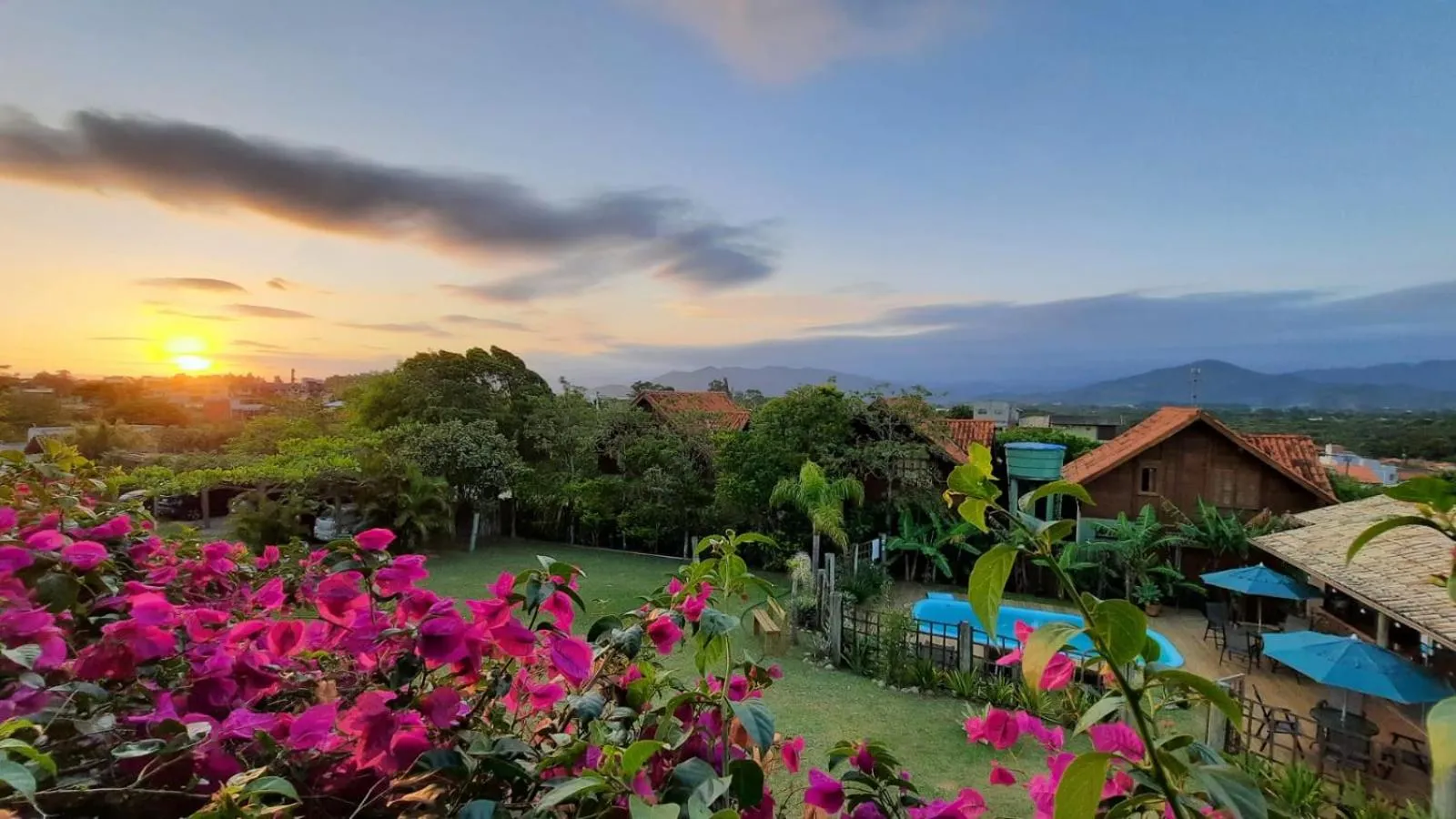 Garden view in Pousada Capitão Cook, banheira, a 200 m do centro, amplo estacionamento, linda vista