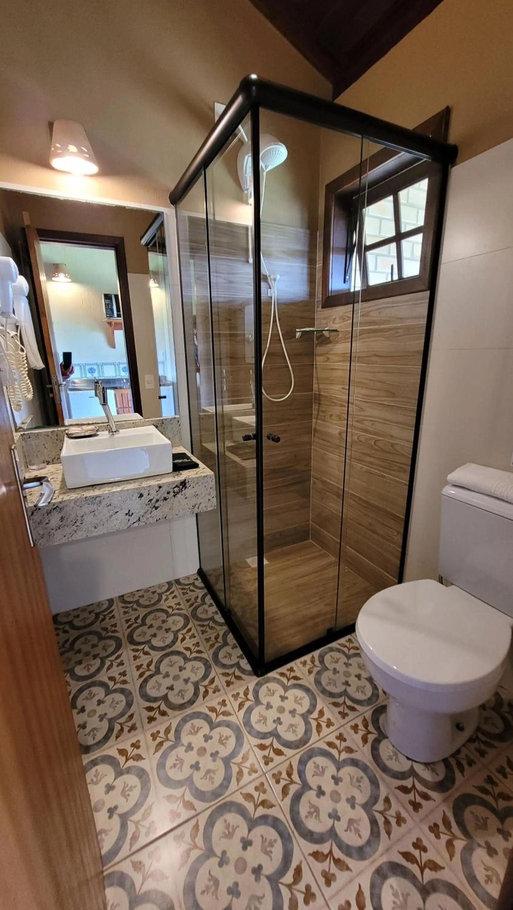 Bathroom in Pousada Capitão Cook, banheira, a 200 m do centro, amplo estacionamento, linda vista