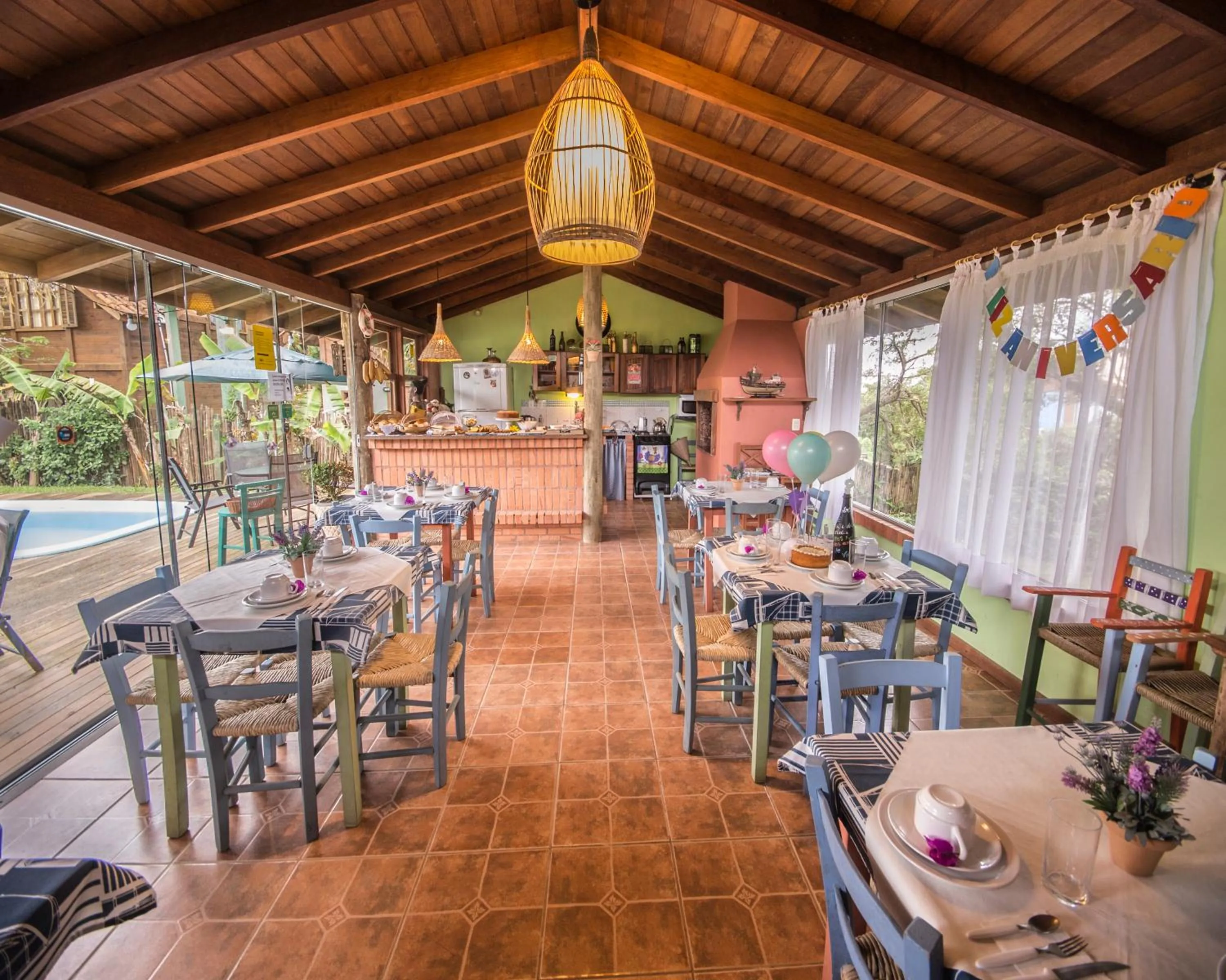 Breakfast in Pousada Capitão Cook, banheira, a 200 m do centro, amplo estacionamento, linda vista