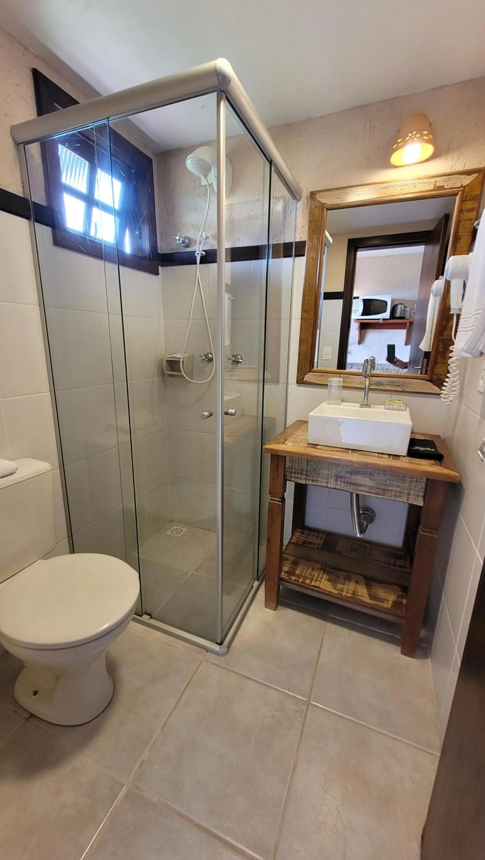 Bathroom in Pousada Capitão Cook, banheira, a 200 m do centro, amplo estacionamento, linda vista