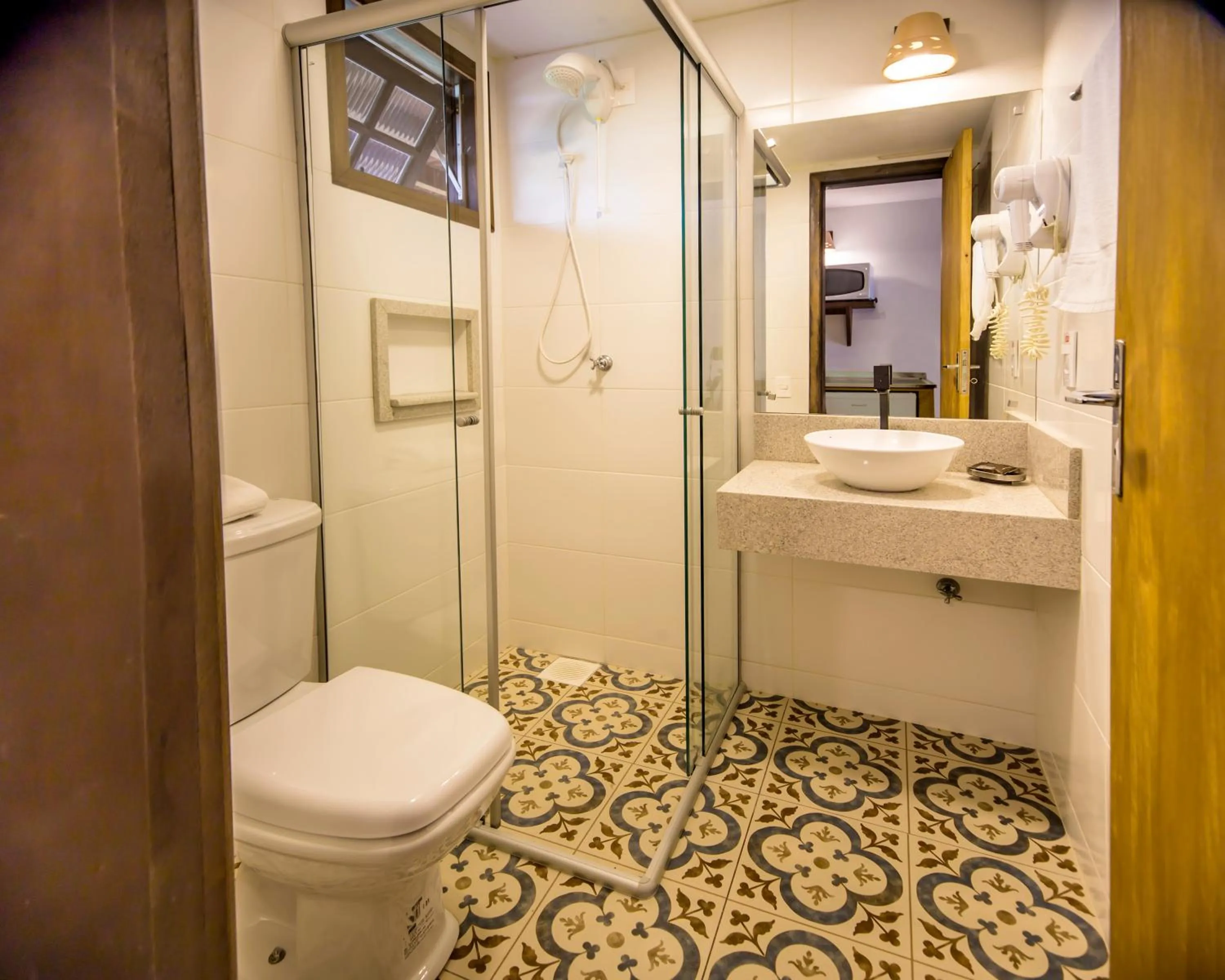 Shower in Pousada Capitão Cook, banheira, a 200 m do centro, amplo estacionamento, linda vista