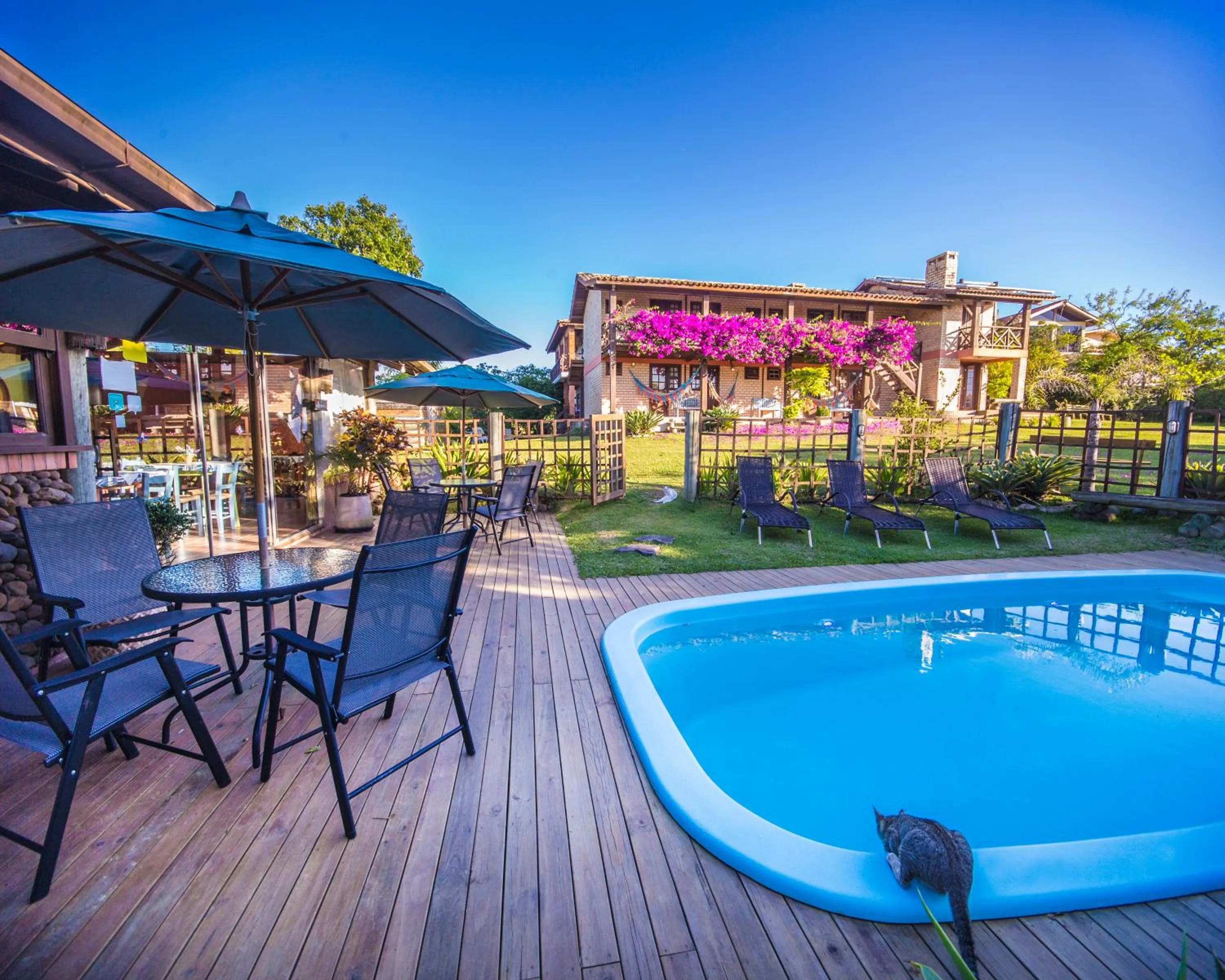 Property building in Pousada Capitão Cook, banheira, a 200 m do centro, amplo estacionamento, linda vista