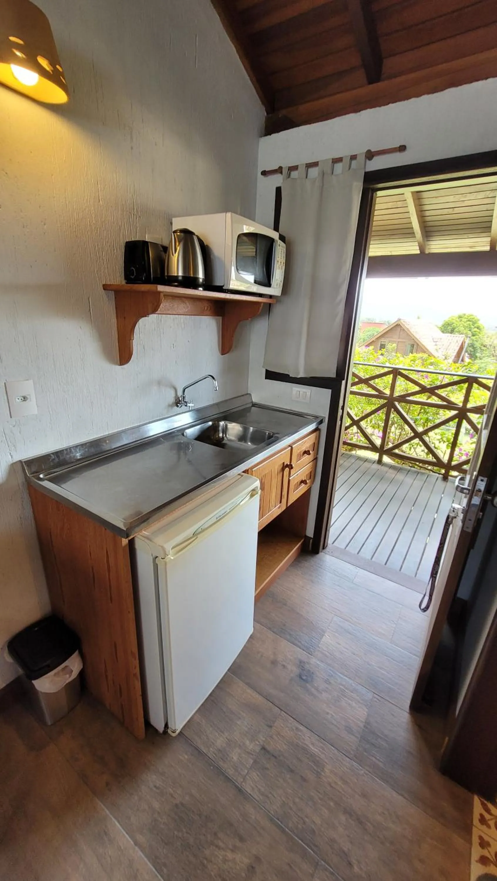 Kitchen or kitchenette in Pousada Capitão Cook, banheira, a 200 m do centro, amplo estacionamento, linda vista