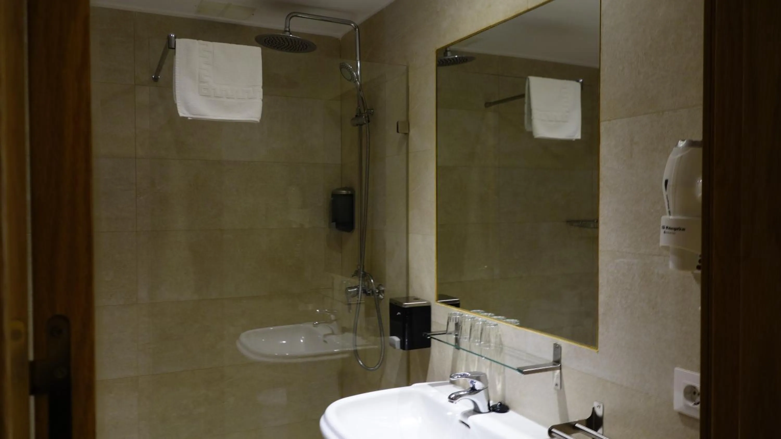 Shower in Trípolis Toledo