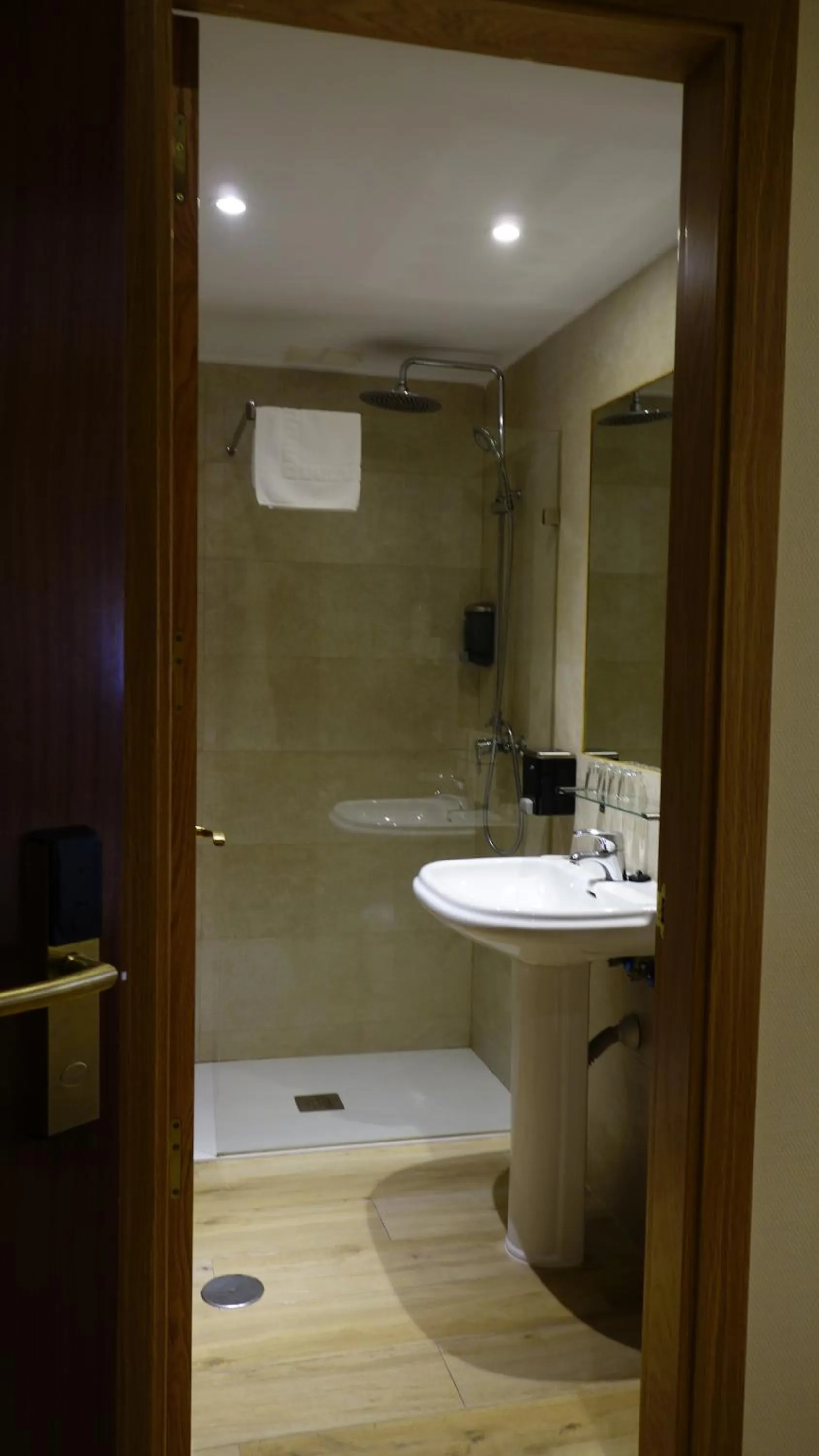 Shower in Trípolis Toledo