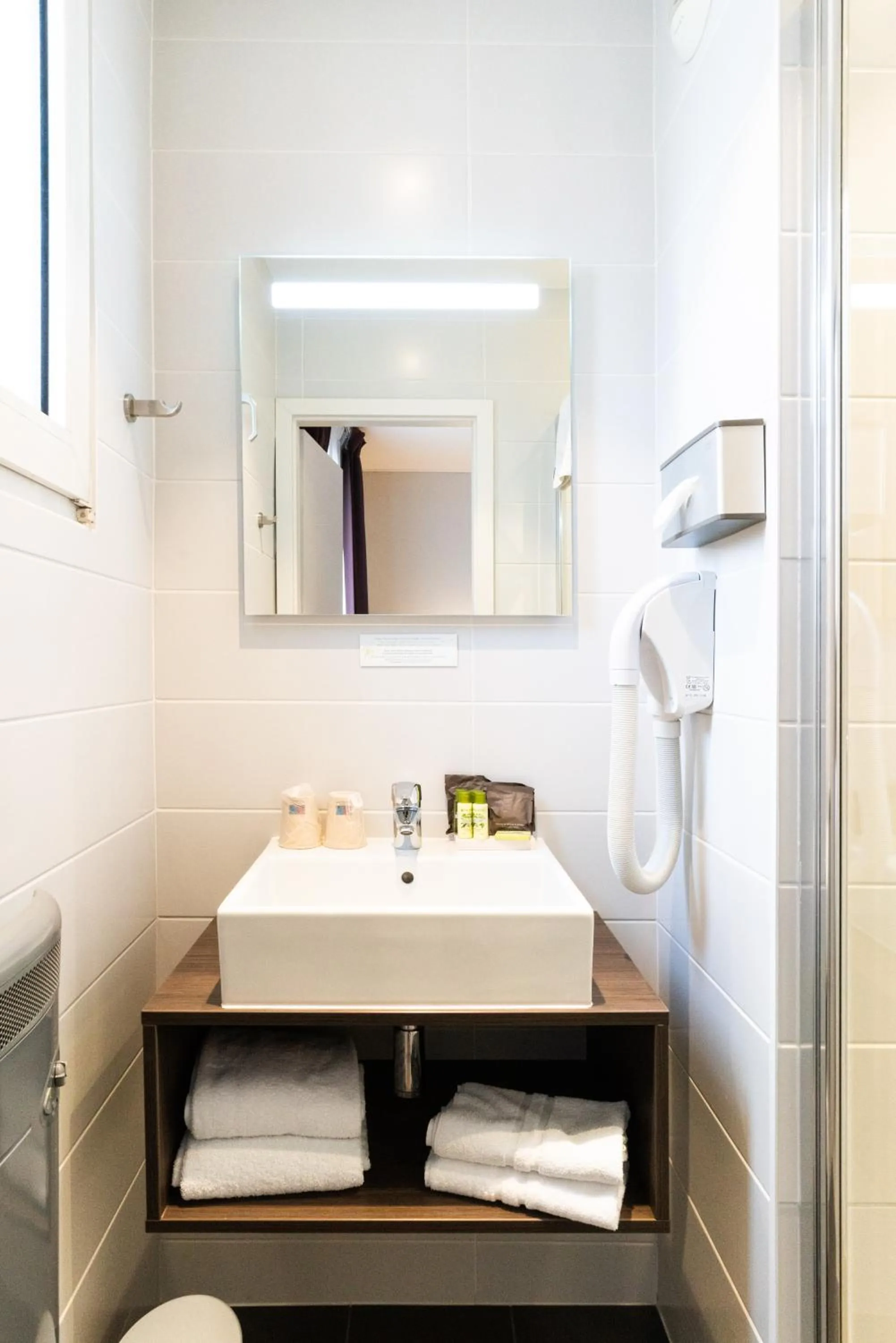 Bathroom in Hotel de Flore - Montmartre