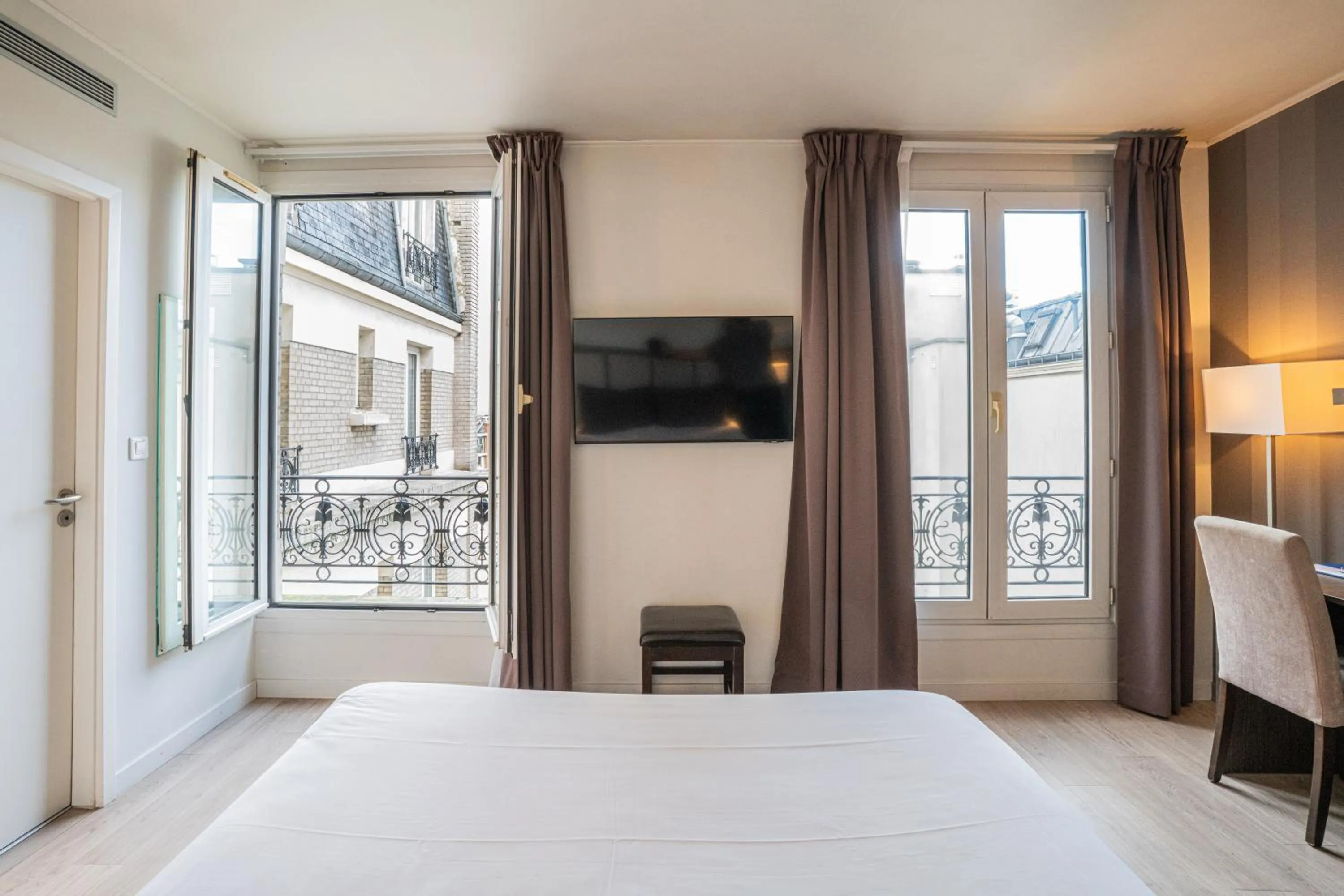 Photo of the whole room, Bed in Hotel de Flore - Montmartre