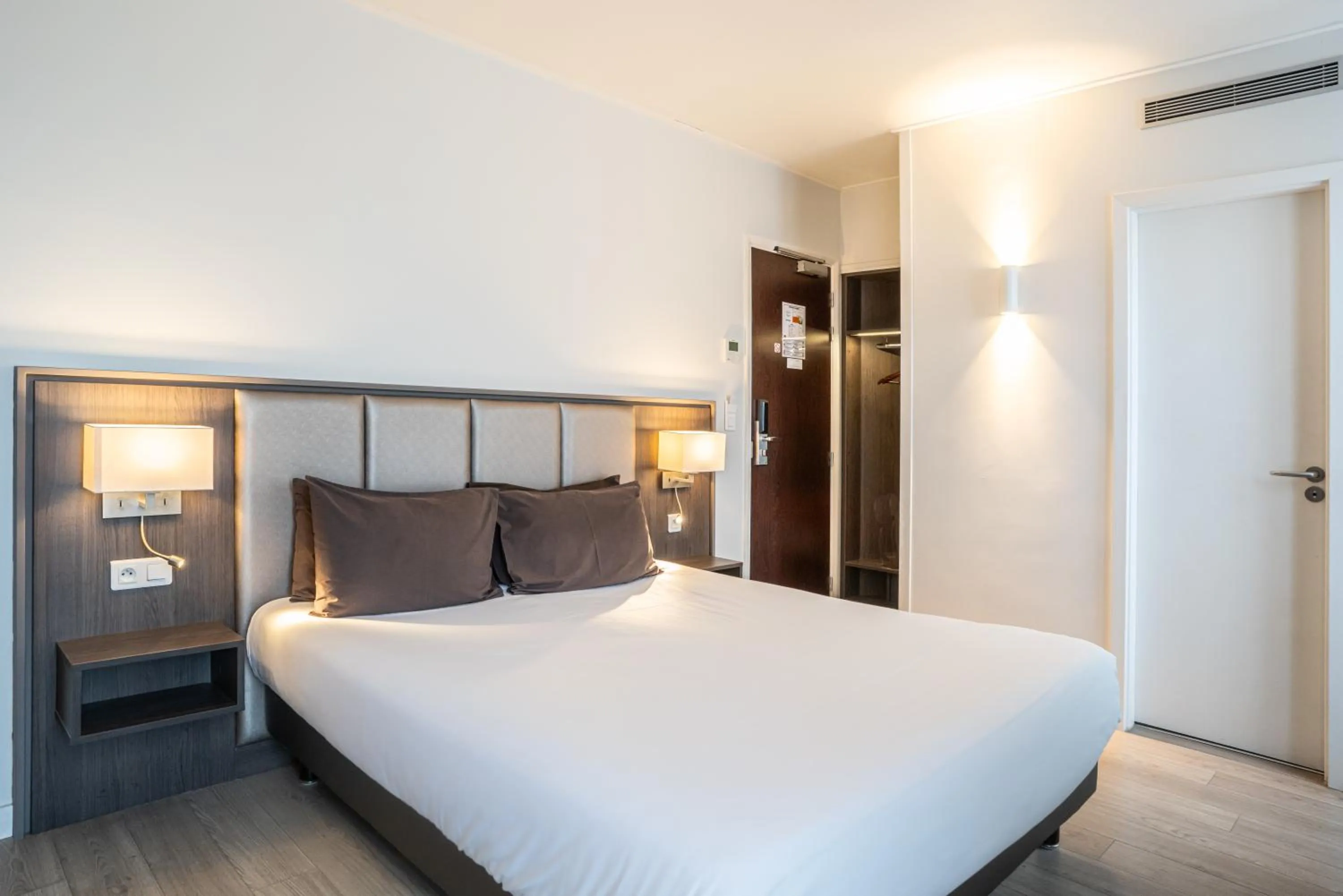 Bed in Hotel de Flore - Montmartre