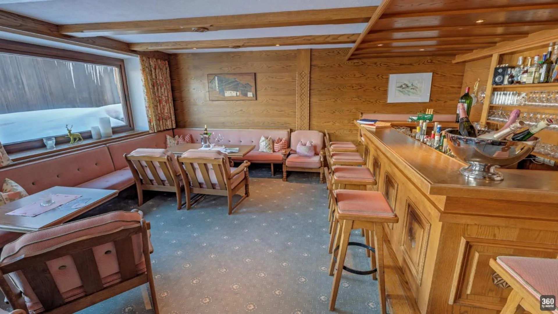 Lounge or bar in Haus Schrofenstein