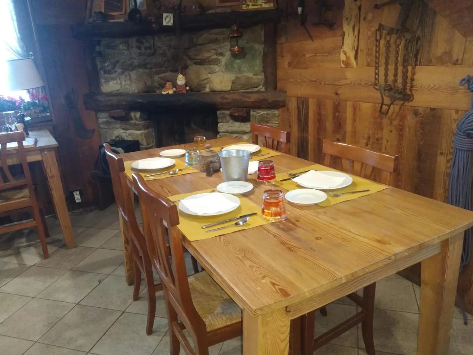 Restaurant/places to eat in Baita Layet