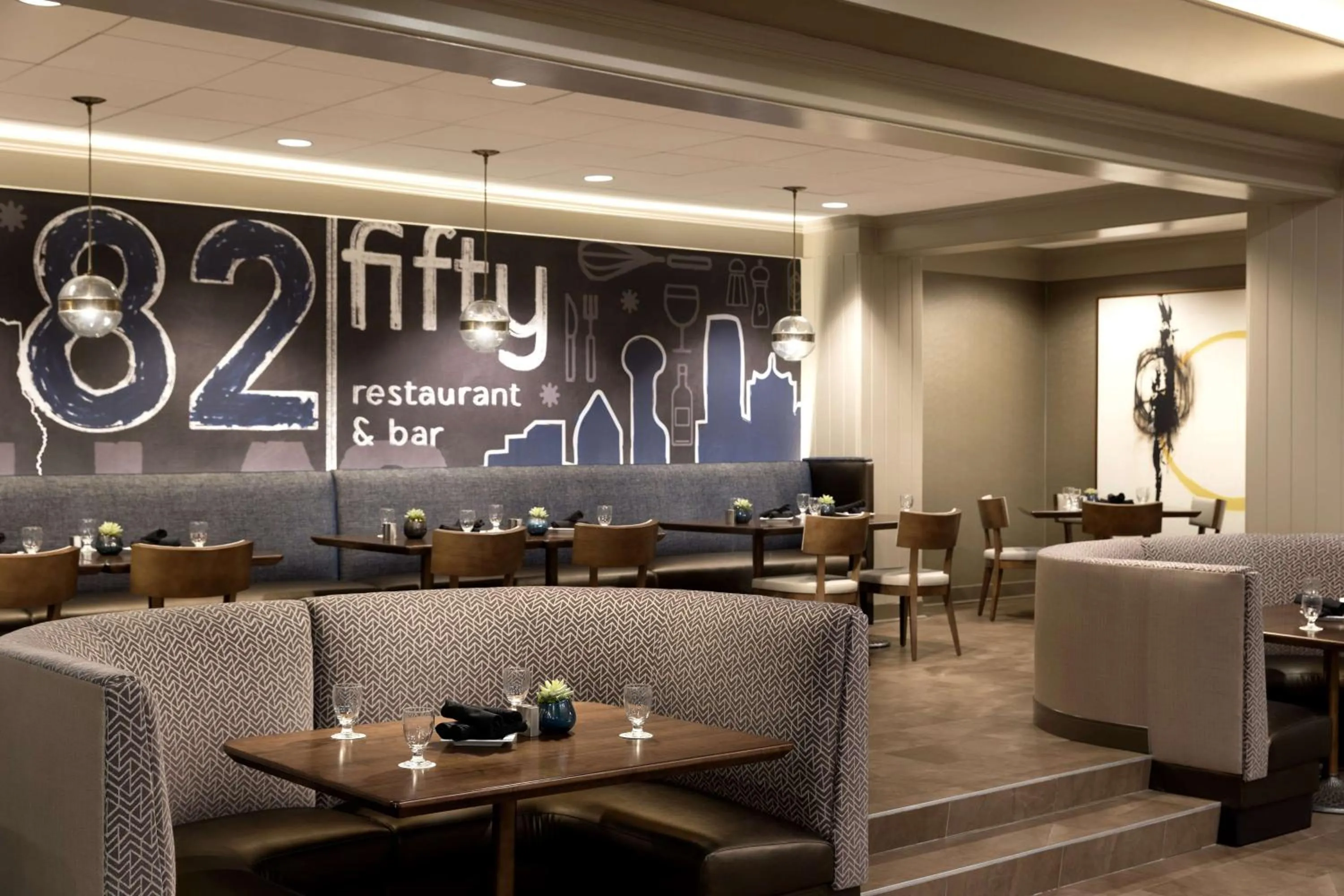 Lounge or bar in DoubleTree by Hilton Hotel Dallas Campbell Centre